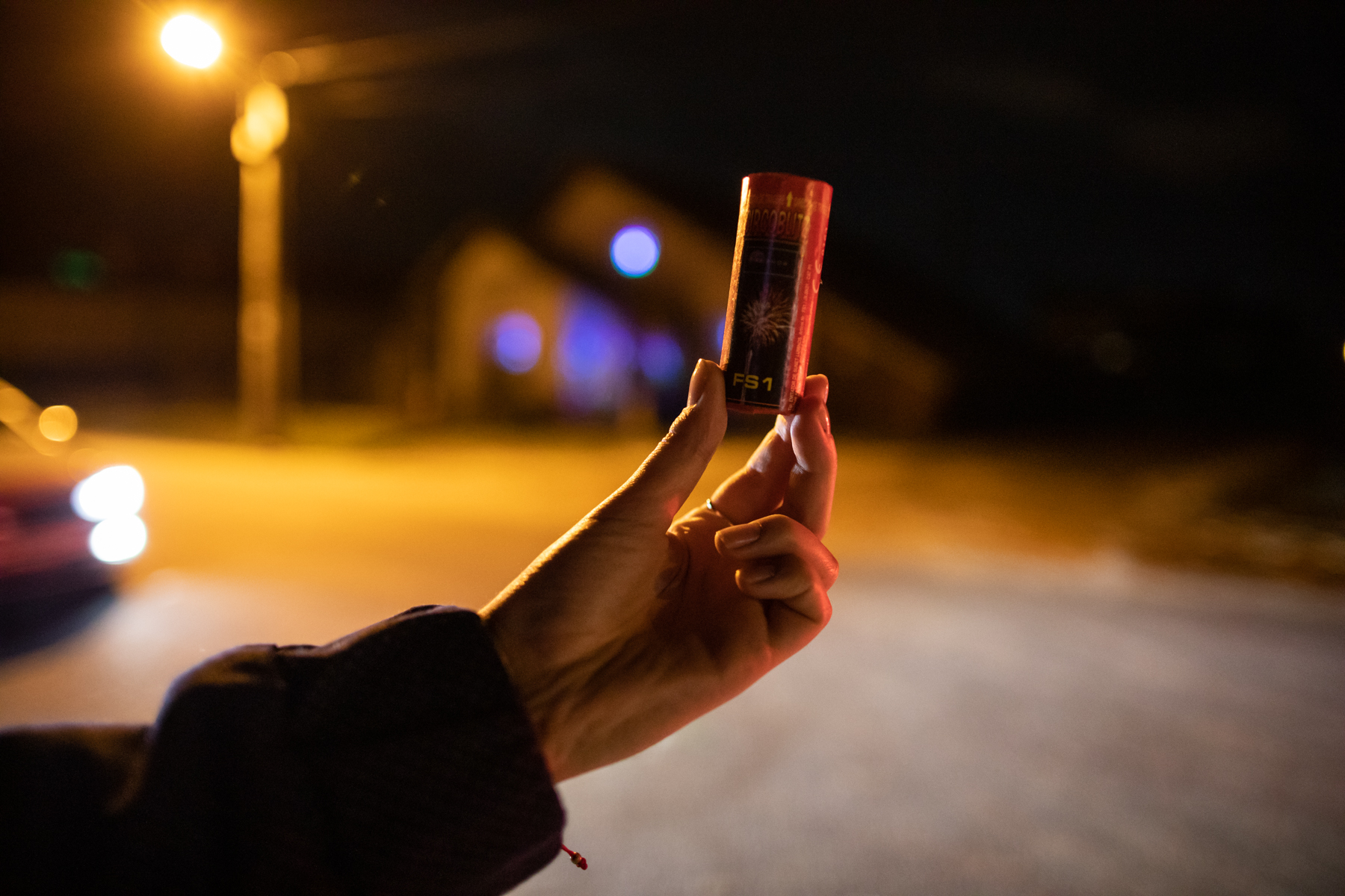 Noaptea dintre ani cu pompierii brașoveni: Cola, în loc de șampanie, și tânărul de 19 ani care n-a vrut să fie jandarm pentru a nu fi „împotriva cetățenilor”