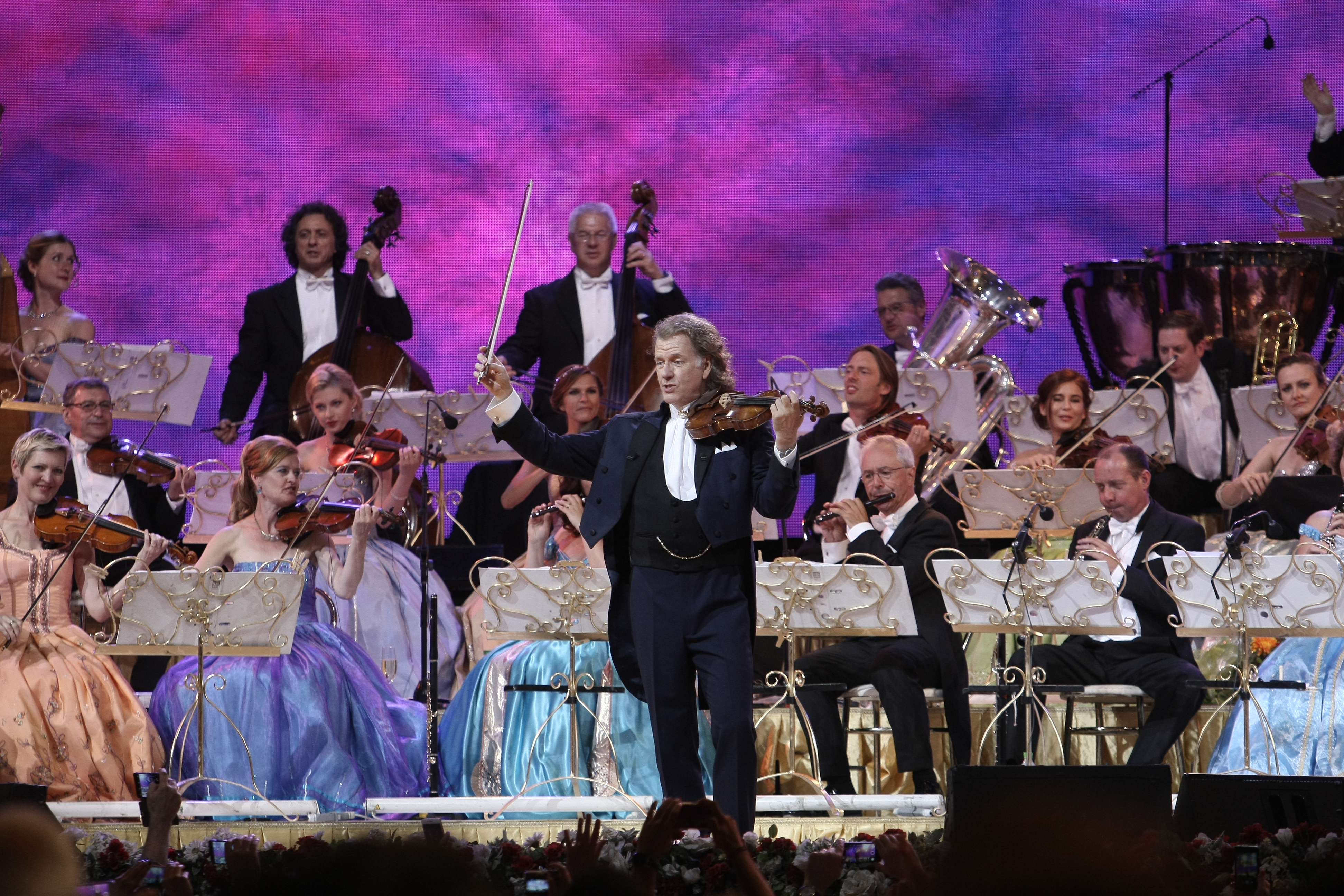 André Rieu a făcut show în în Piaţa Constituţiei. A cântat ”Ciobănaş cu trei sute de oi” | FOTO