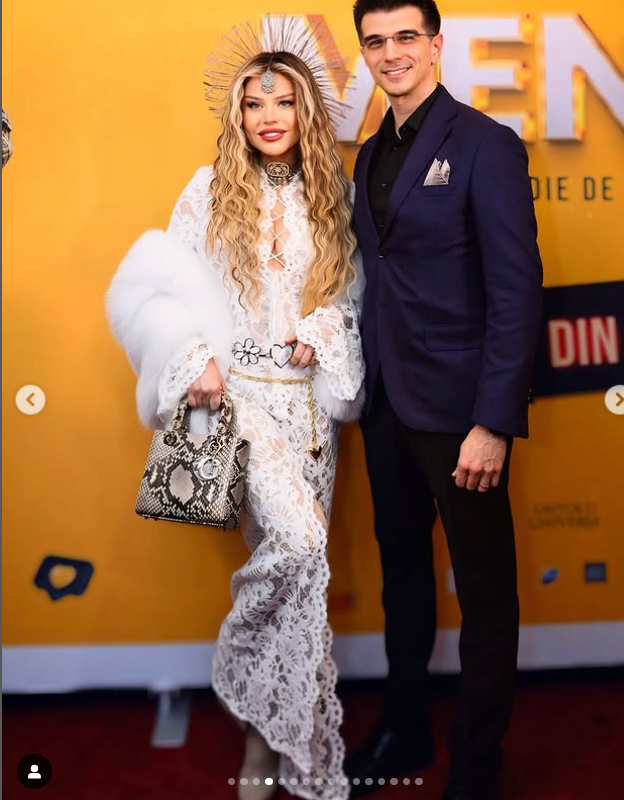 Cum au venit îmbrăcate Loredana Groza și fiica ei la premiera filmului „Mentorii”. Ținutele lor din dantelă au atras privirile tuturor