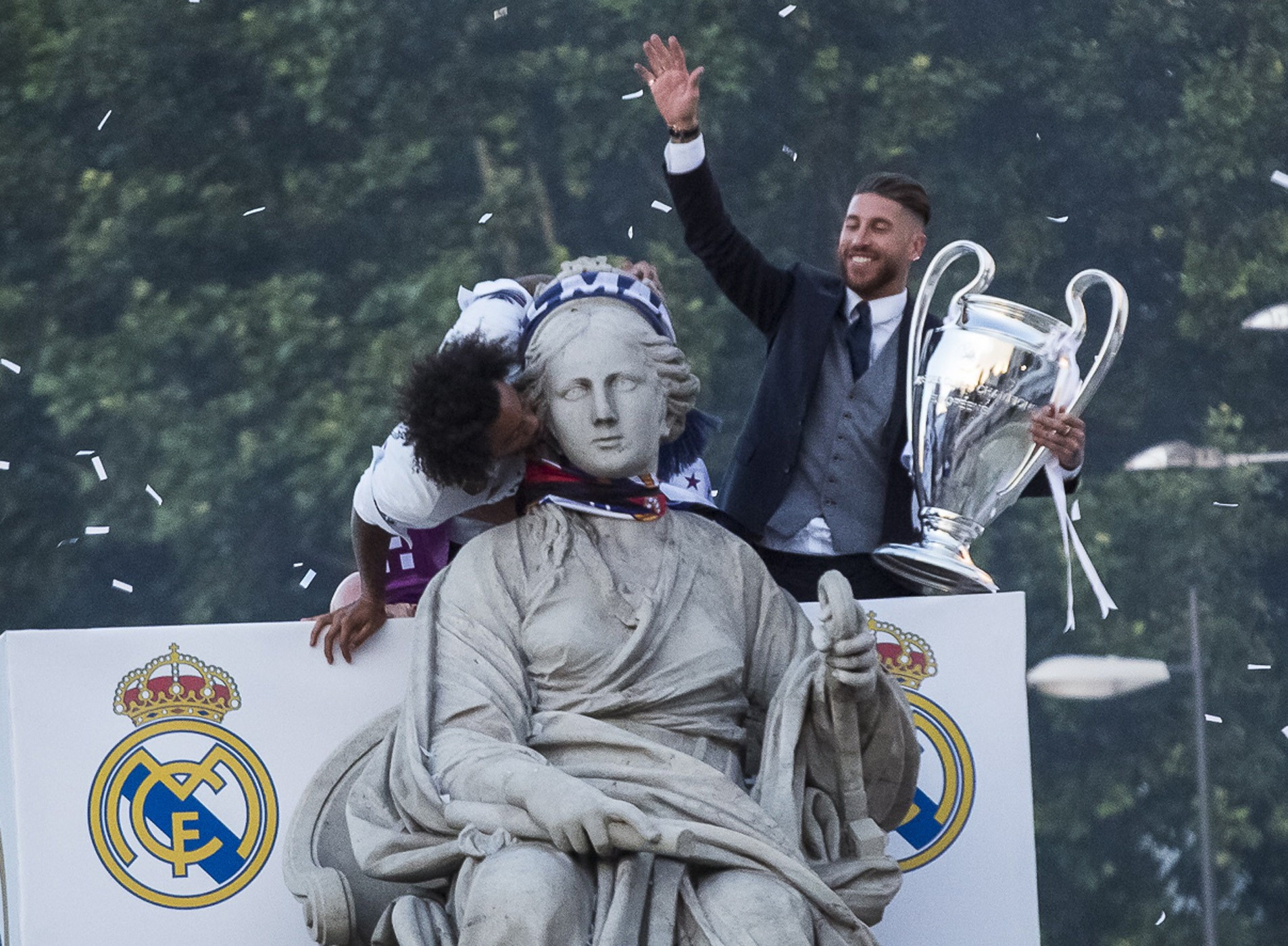 Fotbaliștii lui Real au fost primiți ca niște eroi la Madrid. Mii de fani au ieșit pe străzi să vadă trofeul Champions League / FOTO&VIDEO