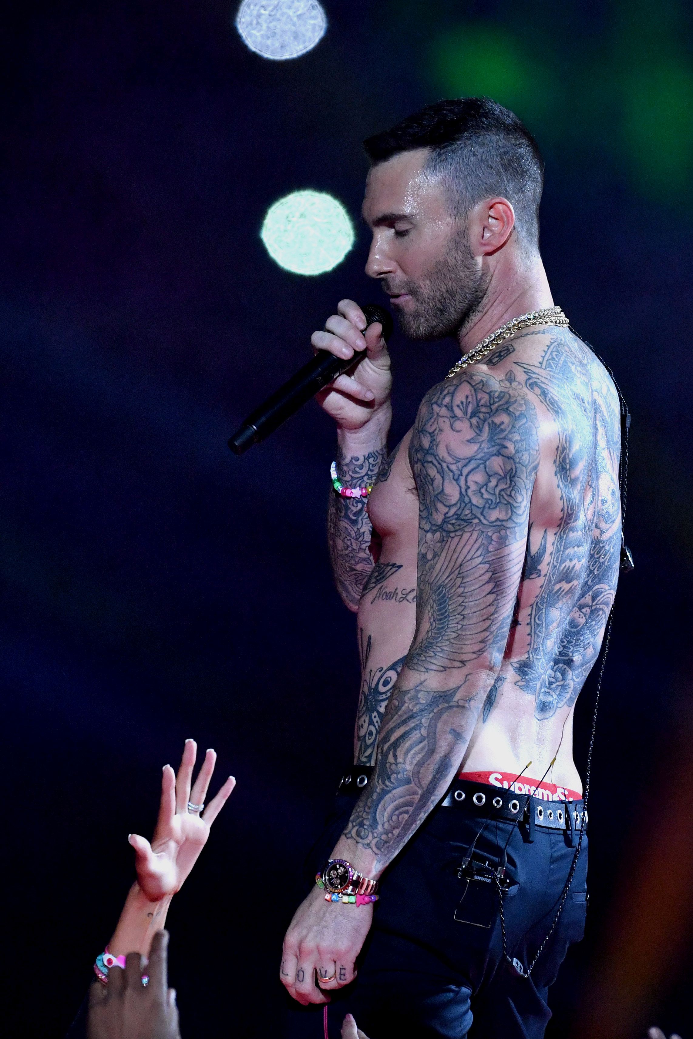 FOTO | Adam Levine, show la bustul gol în pauza Super Bowl 2019. Reacția fanilor a fost neașteptată