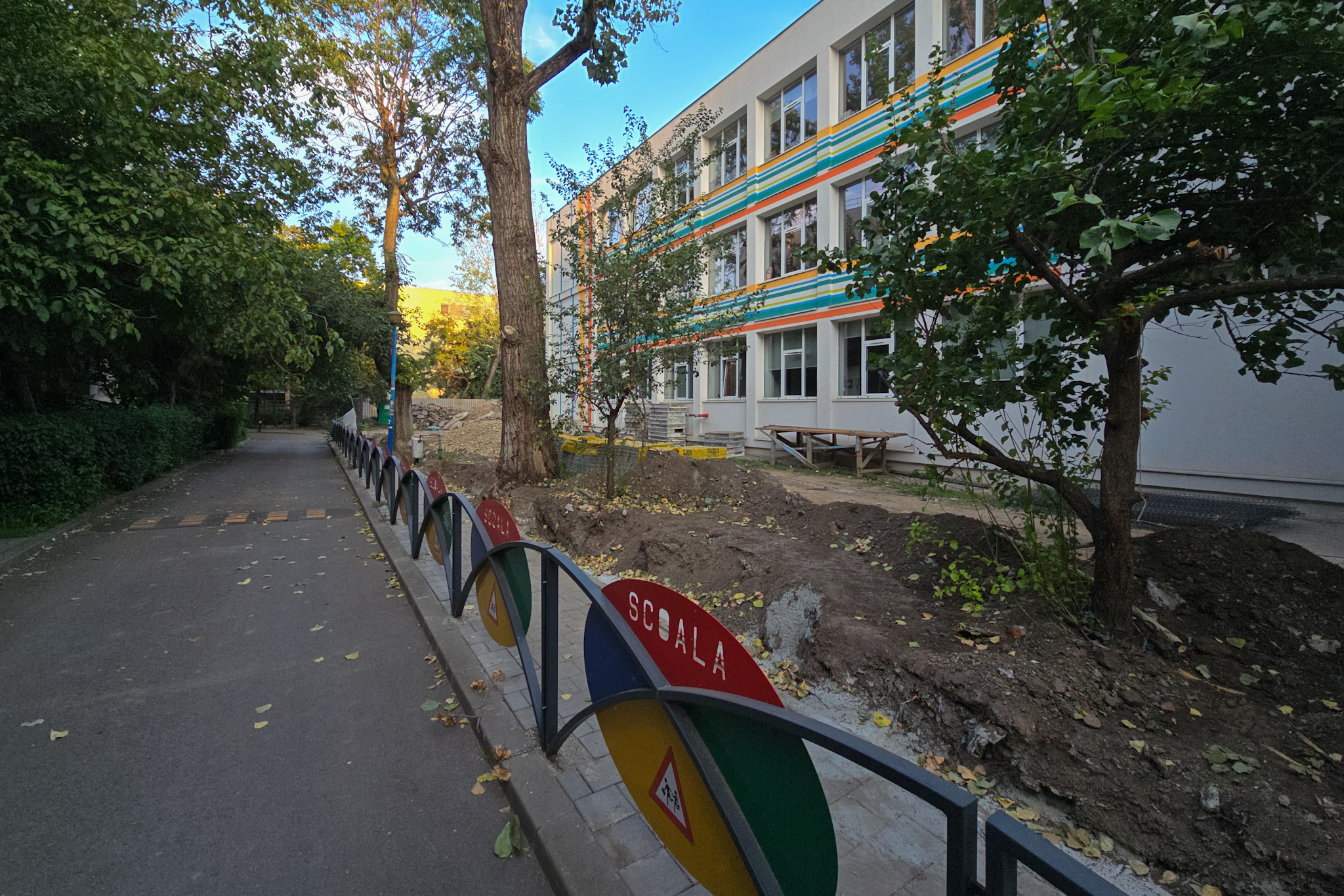 Au băgat excavatorul ca să facă șanțuri pentru gardul unei școli din București și au rupt rădăcinile a zeci de copaci
