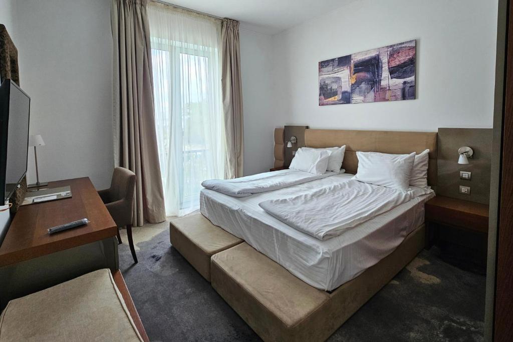 Cât costă o noapte de cazare în hotelul lui Gică Hagi din Mamaia în plin sezon estival 2025. Locația, renovată recent cu 2 milioane de euro