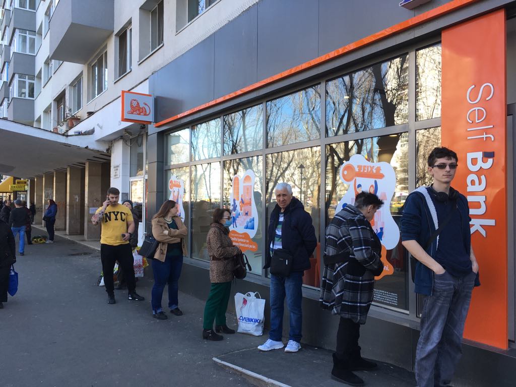 Bucureștenii au făcut cozi la bancomate în criză de coronavirus: „E al patrulea la care încerc”