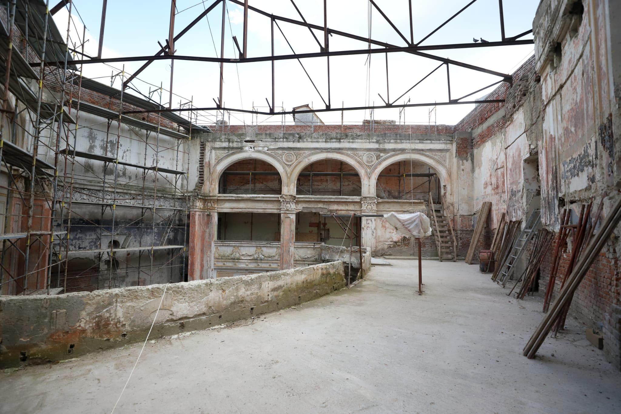 Am intrat pe șantier! Renaște cinematograful Marconi, monumentul istoric abandonat la Gara de Nord. Inaugurare specială cu șuncă, șpriț și țuică