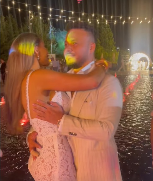 Cum au apărut Bianca Drăgușanu și Gabi Bădălău la nunta atipică a Mariei Constantin. Ea a schimbat două rochii