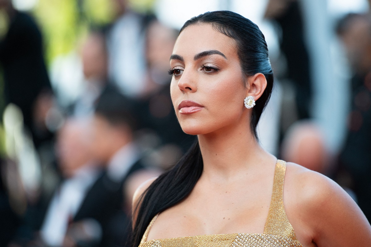 Iubita lui Cristiano Ronaldo, din avionul privat direct pe covorul roșu de la Cannes 2023. Și-a arătat formele într-o rochie de lux