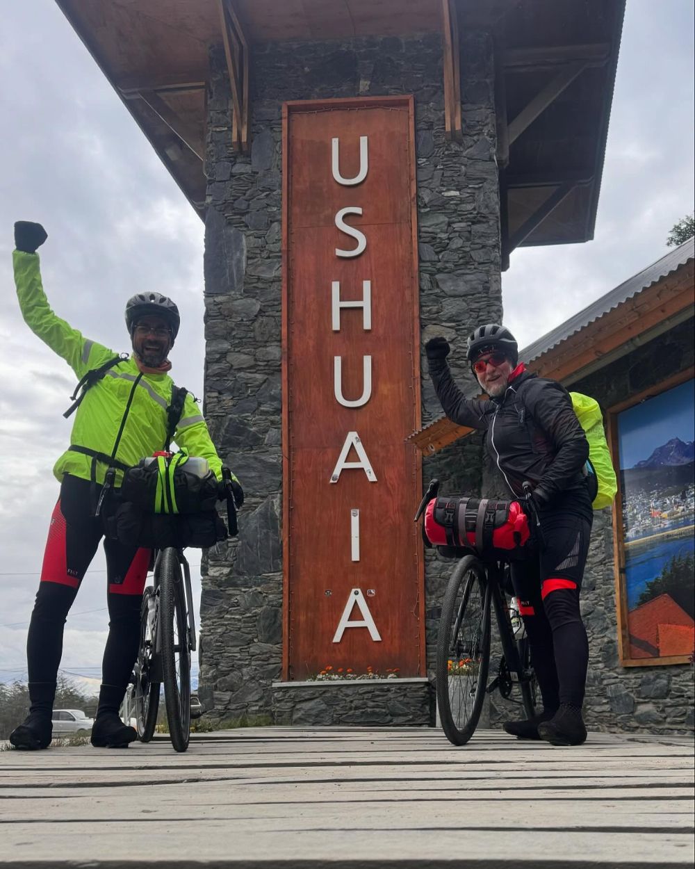 Doi bărbați din Cluj au mers pe biciclete până la „capătul lumii”, în Ushuaia, Argentina