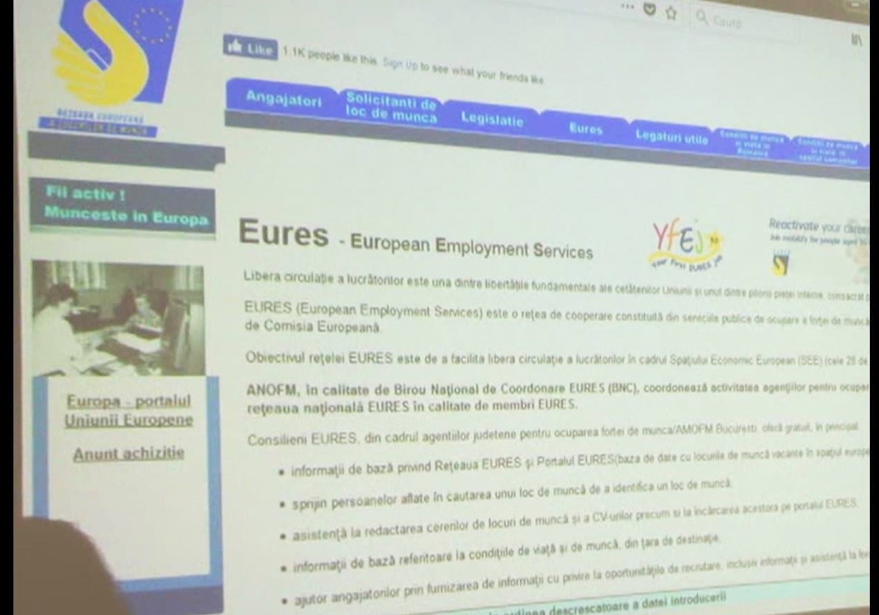 FOTO| Mirajul unui trai decent: Îmbulzeala de la ușa unui hotel din România pentru un loc la cules de căpșuni în Spania