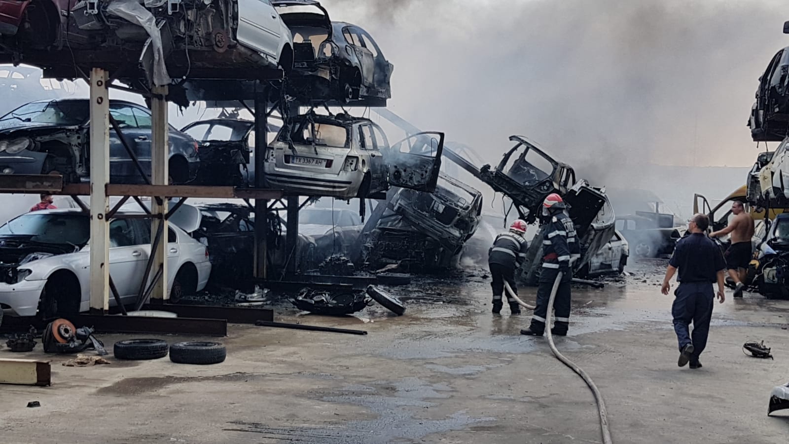 UPDATE/ Incendiu puternic într-un parc auto din Agigea. Focul ar fi pornit de la o rulotă/ VIDEO&FOTO