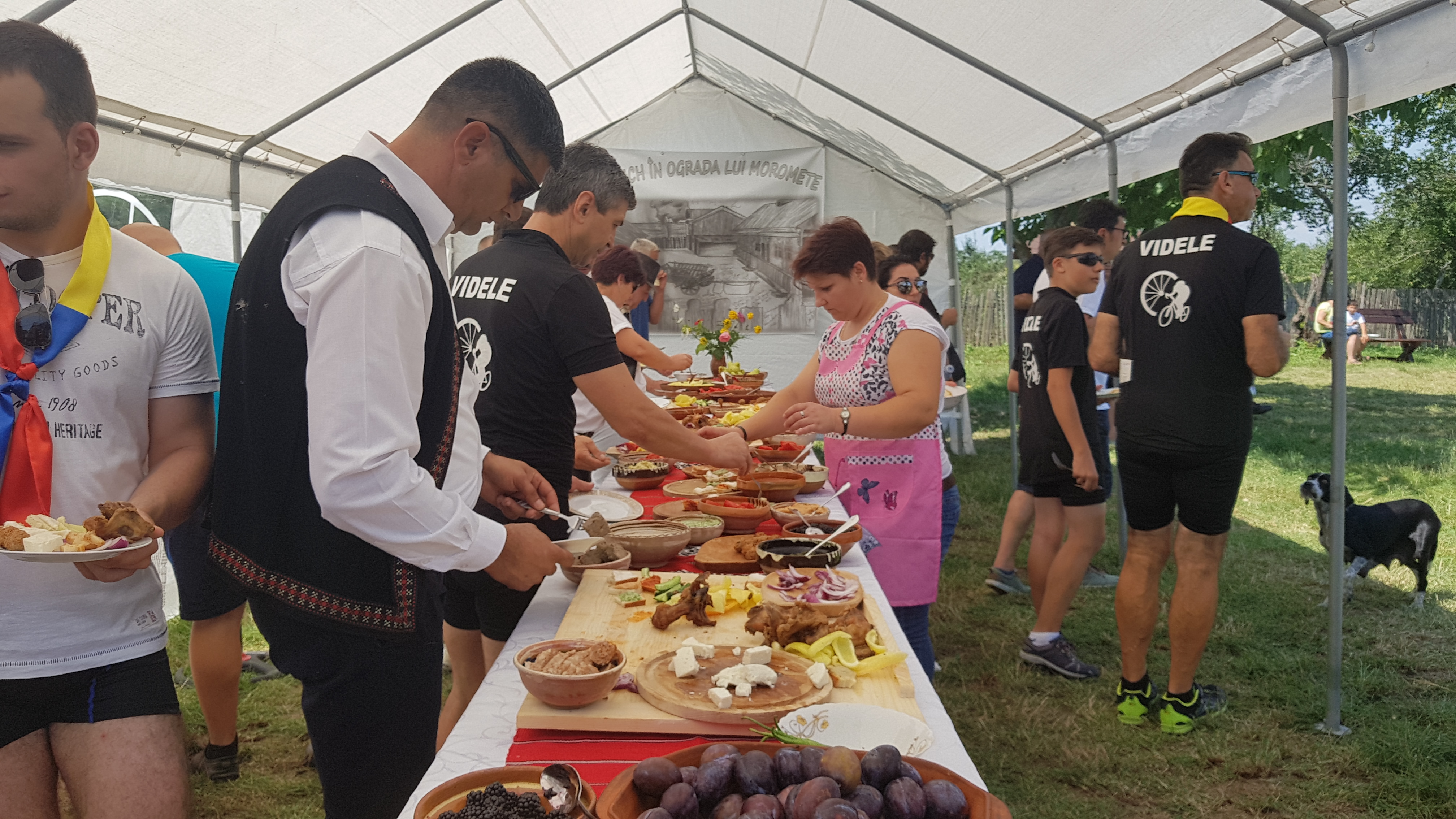 VIDEO/ Brunch oltenesc în curtea lui Moromete din satul Talpa! Cu sarmale, ciorbă, chiftele, apă rece și compot!