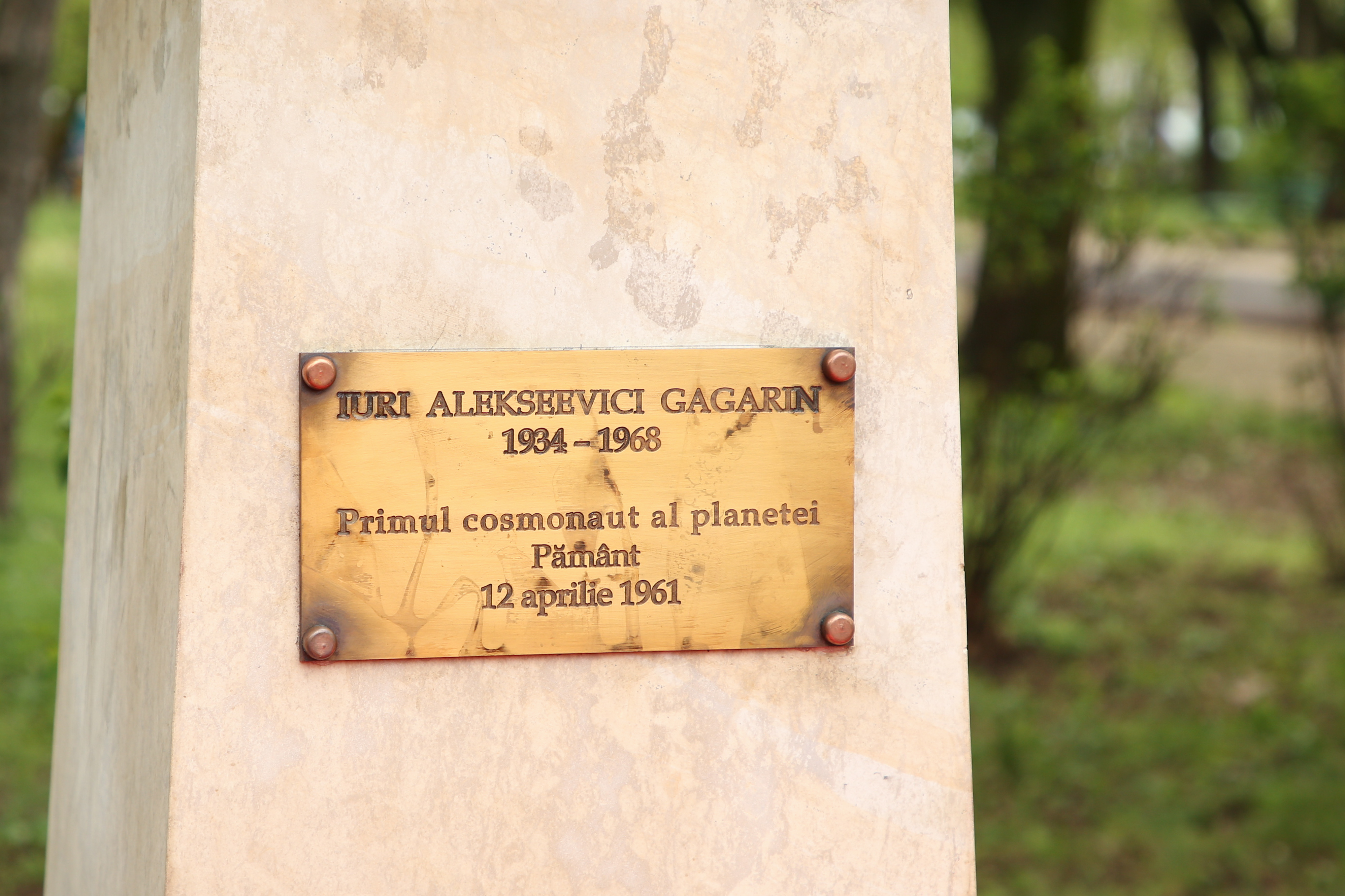 FOTO / Bust din bronz al cosmonautului Iuri Gagarin, inaugurat în Parcul Herăstrău. La eveniment a participat și Dumitru Prunariu