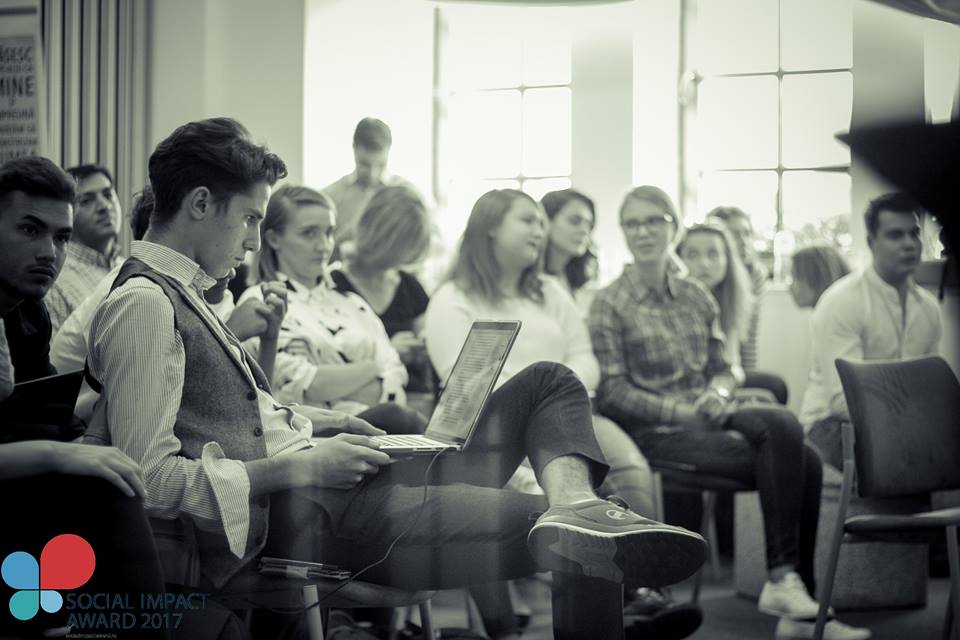 La 19 ani vrea să revoluționeze educația din România! Rareș Manolache, tânărul cu ambiții mari