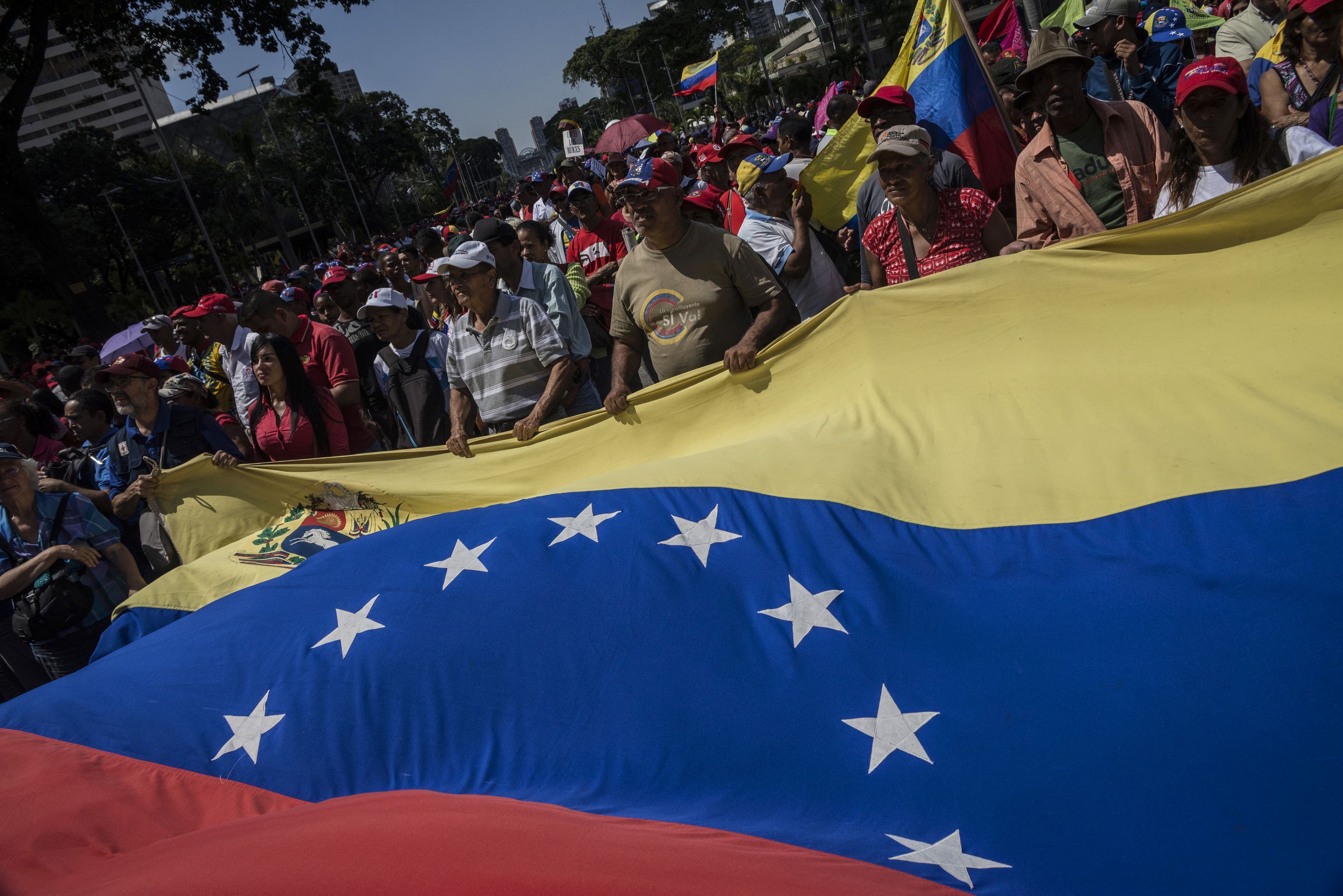 Criza din Venezuela | Străzile din Caracas, ocupate de susținătorii lui Guaido și Maduro. FOTO