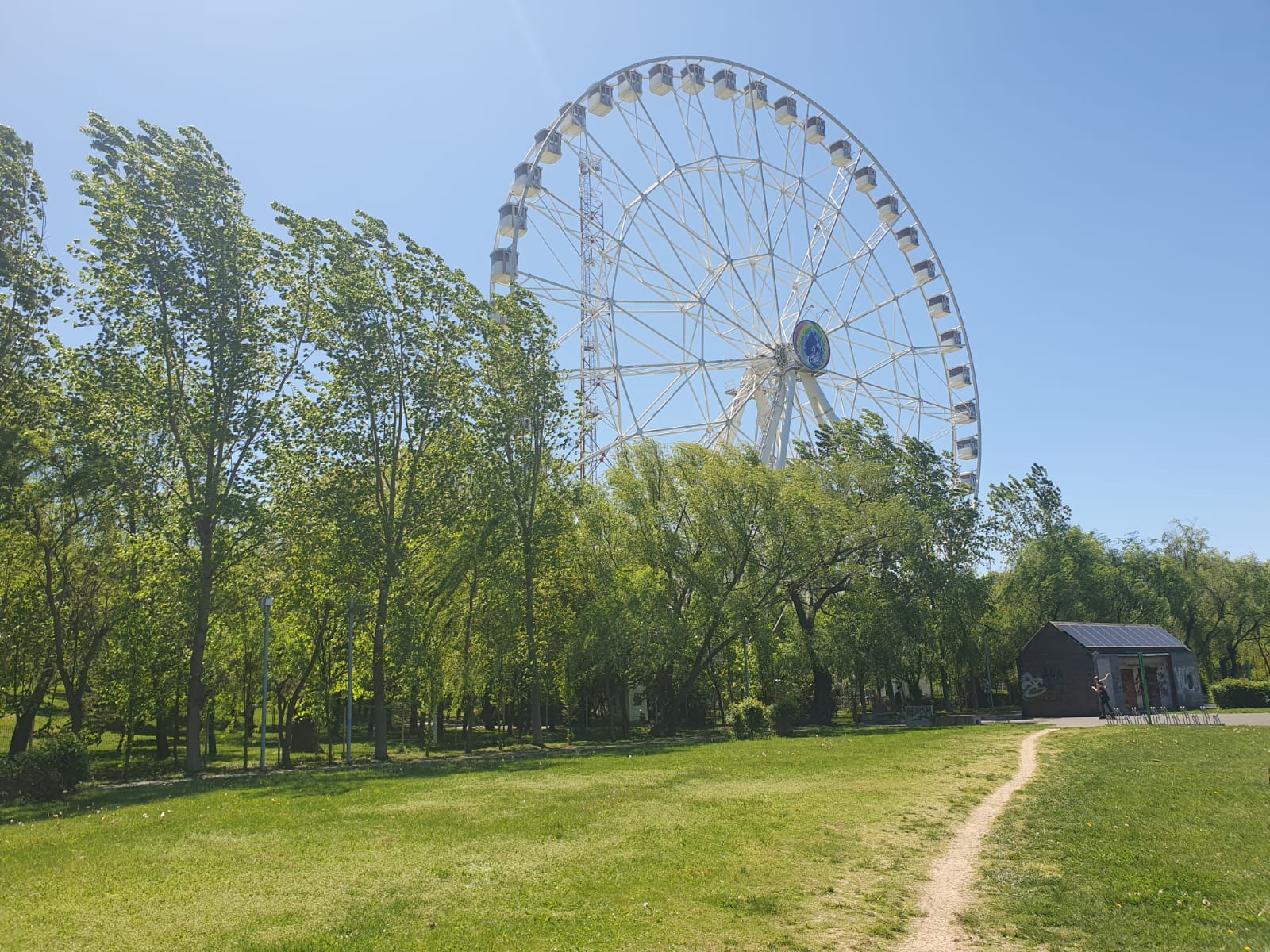 Apocalipsa din Parcul Tei: complexul de distracții abandonat, bănci vandalizate, munți de gunoaie, pontoane devastate. Pericol iminent de tragedii!