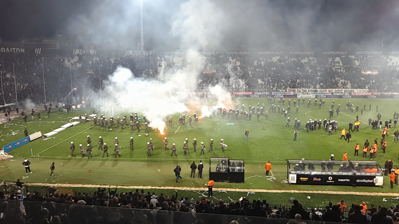 Război în Grecia: meciul PAOK - Olympiacos a fost abandonat. ^Fanii au intrat pe teren! Antrenorul oaspeților a fost lovit / VIDEO