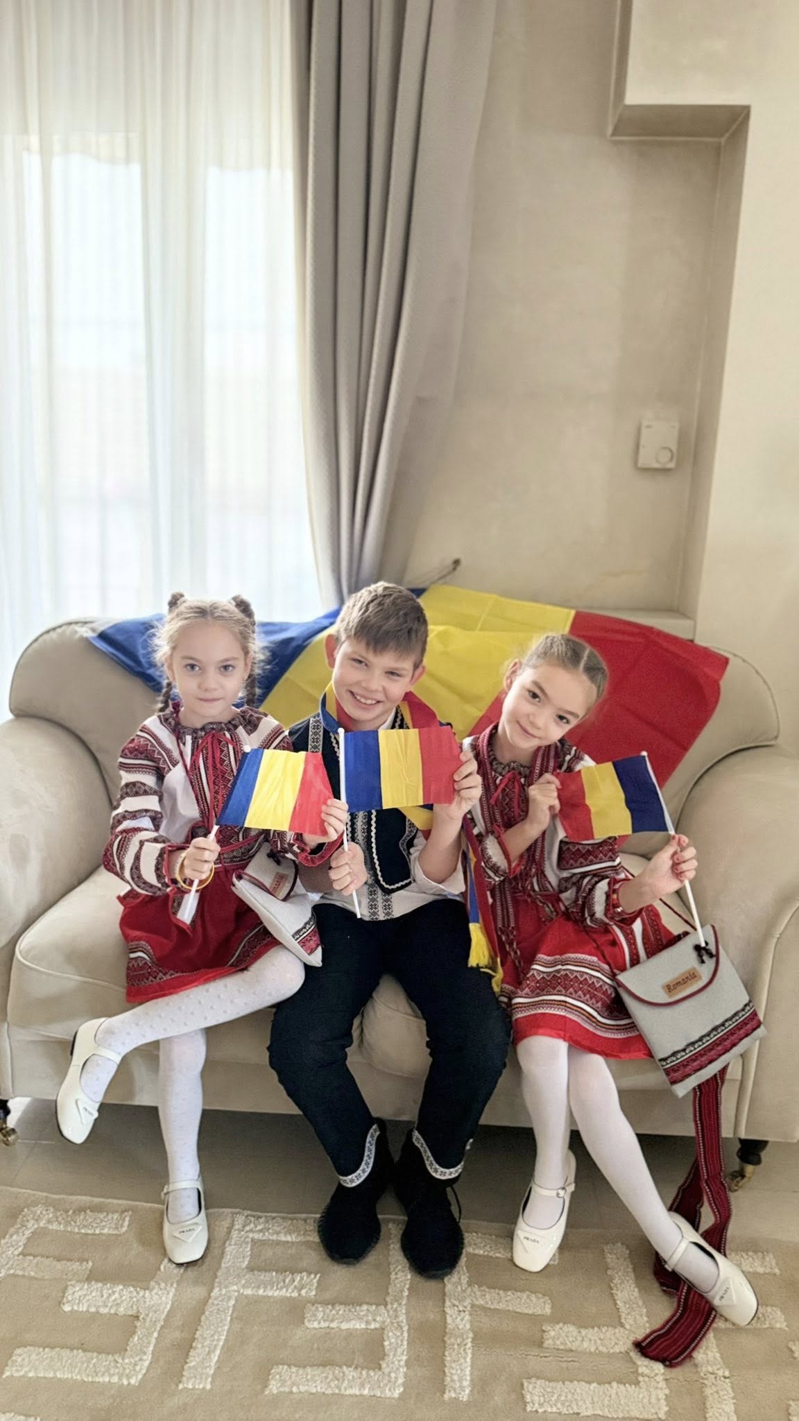 Copiii lui Cristi Borcea și ai Valentinei Pelinel, apariție inedită de Ziua Națională a României. Milan și gemenele poartă costume populare