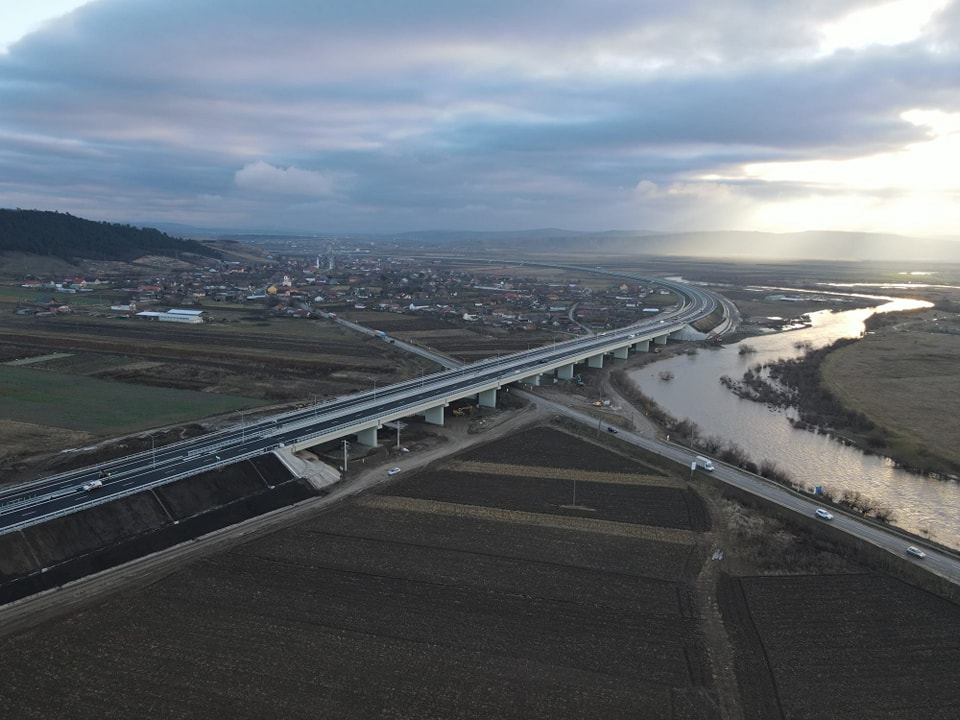 Drumul Cluj-Târgu Mureș se parcurge de joi pe autostradă. Un tronson din A3 a fost finalizat cu 8 luni înainte de termen