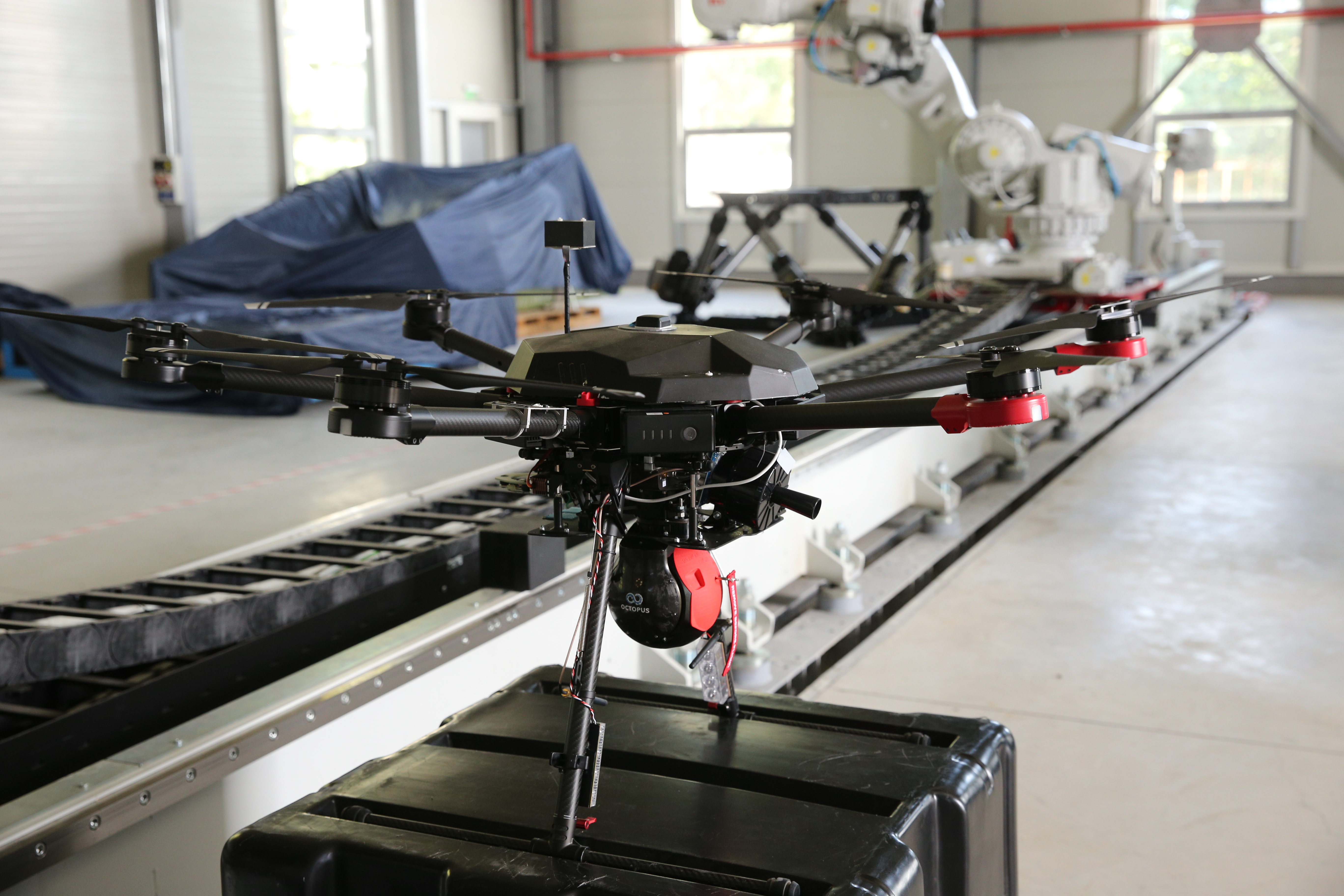 Drone românești trimise la luptă împotriva COVID-19. Misiunea lor: livrări urgente și depistarea oamenilor care nu poartă mască