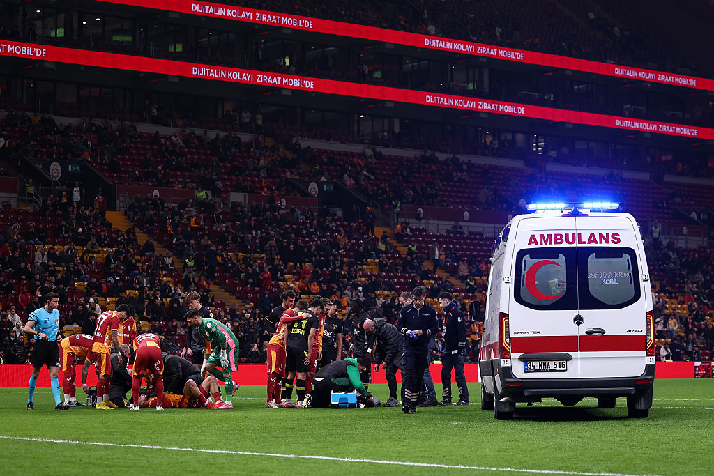 Horror Sallai Rolandék mérkőzésén: eszméletlenül esett össze a csapattársa, mentőautó is érkezett a pályára – videó
