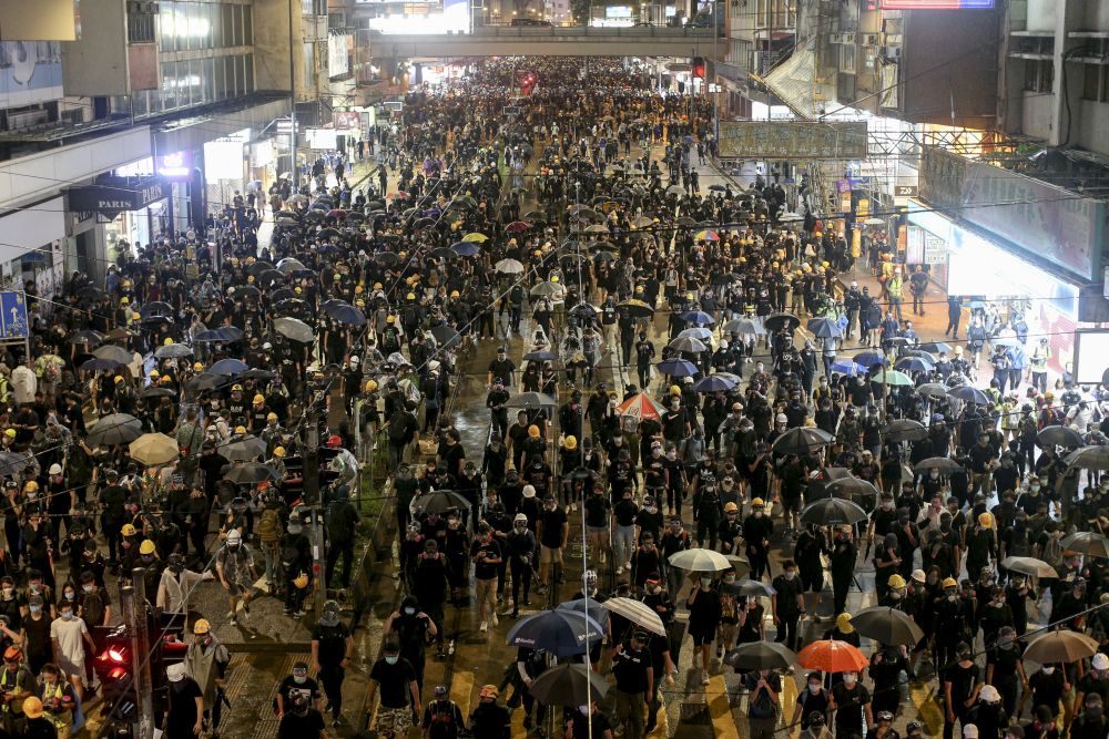 Noi violențe în Hong Kong. Zeci de mii de protestatari au sfidat interdicția impusă manifestațiilor publice