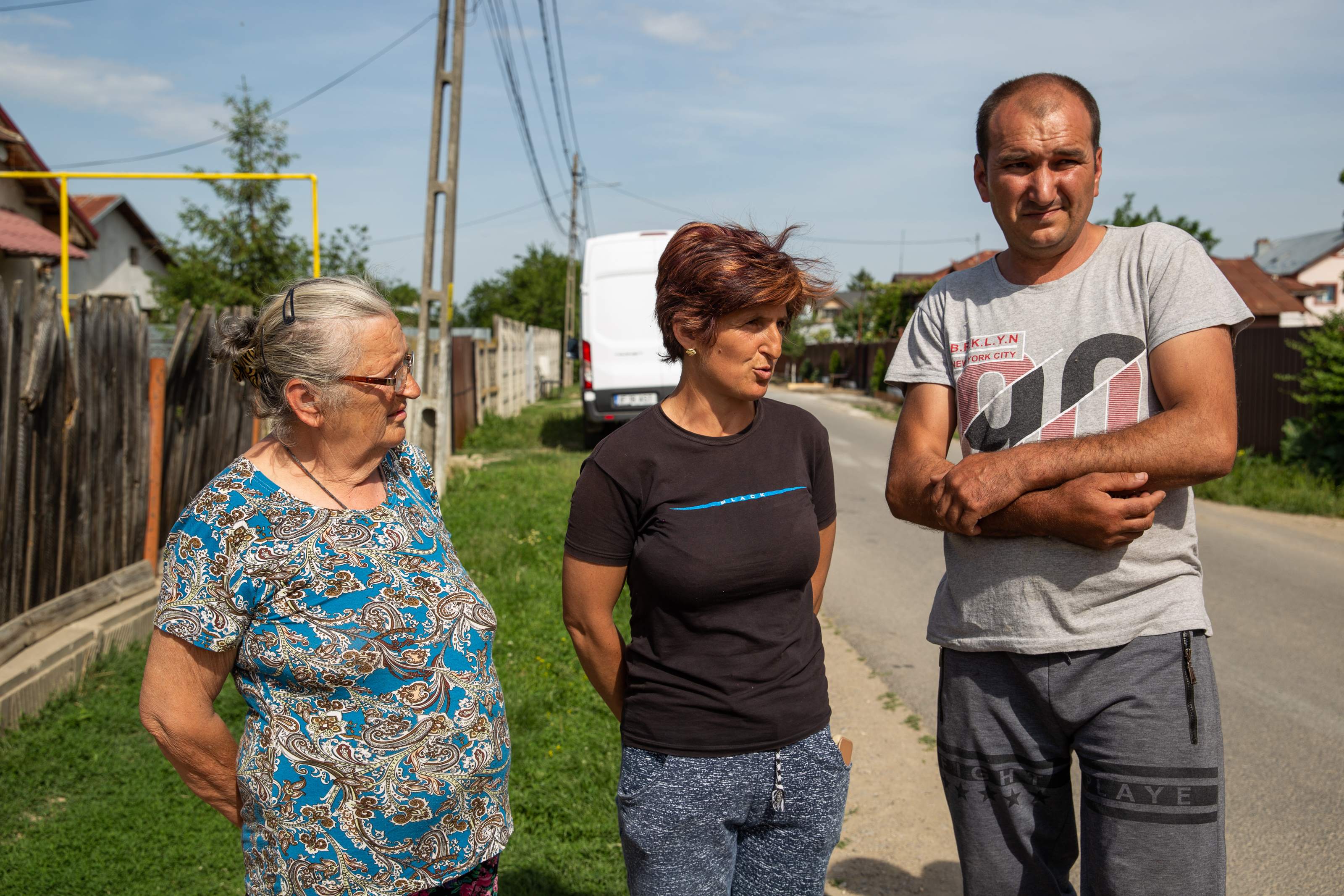 O familie din Dâmbovița crește cinci băieți într-o casă gata să cadă. În pandemie, școală face unul singur, de pe telefonul lu’ mami