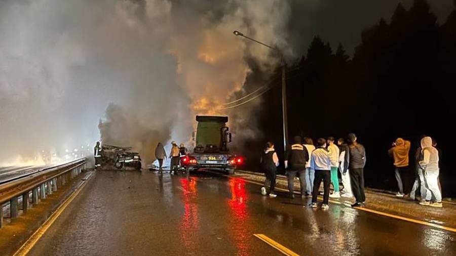 Accident teribil pe autostrada Kiev, de lângă Moscova. Un camion a lovit șase mașini, una a luat foc și o familie cu doi copii a murit