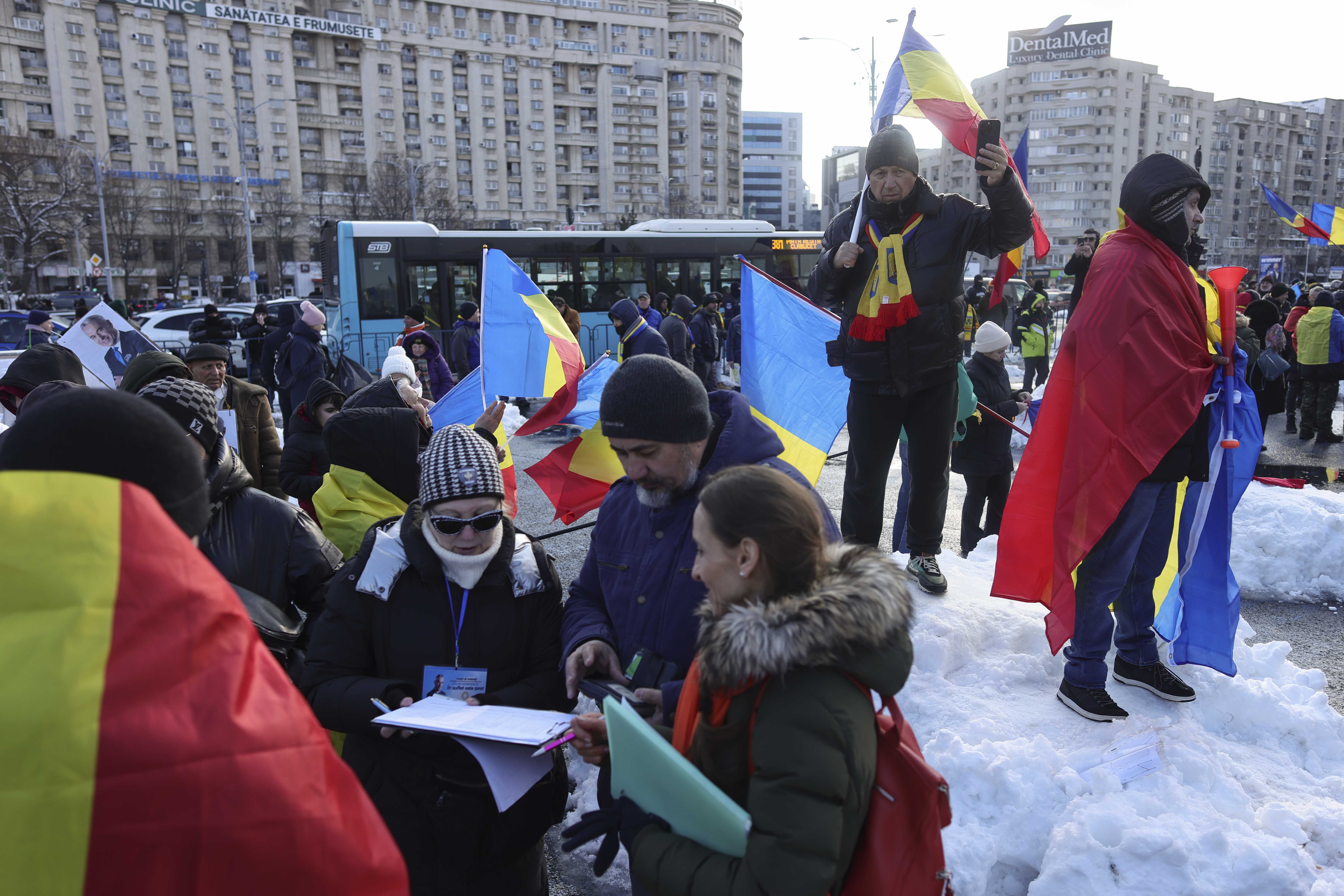 Susținătoare ale lui Călin Georgescu s-au dus fără frică în Piața Victoriei cu steagul Rusiei, pe care era desenată litera Z