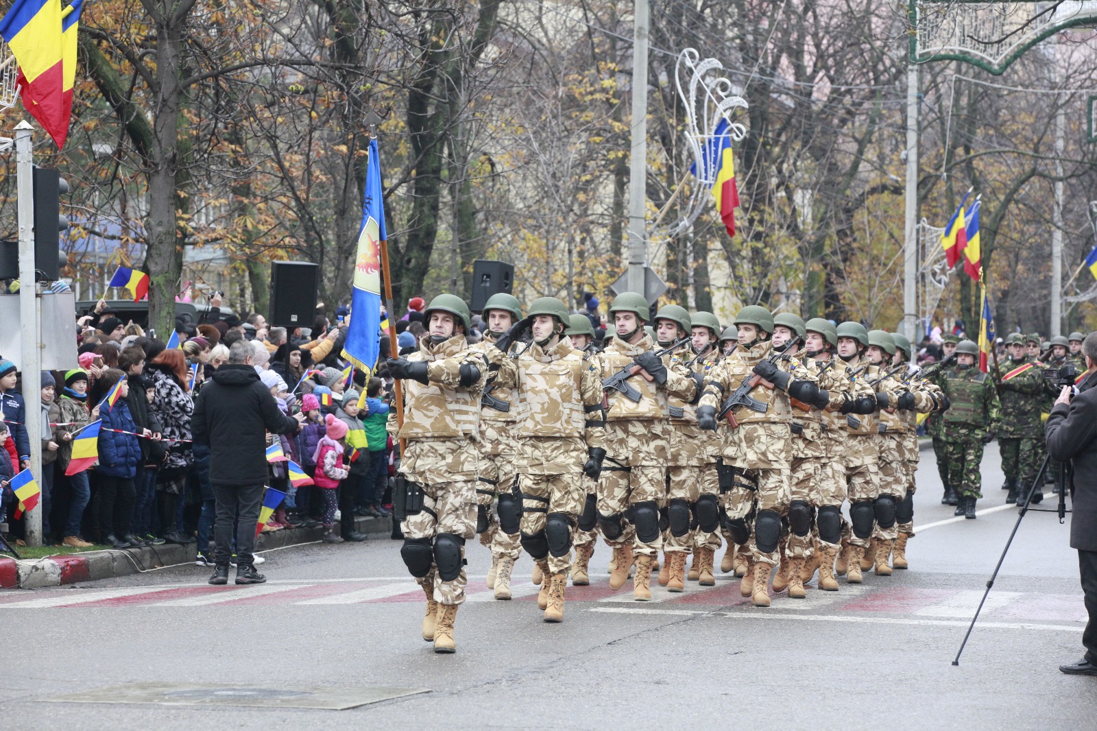 Buzoienii, dezamăgiți că militarii nu au mai defilat cu tehnica din dotare| FOTO/VIDEO