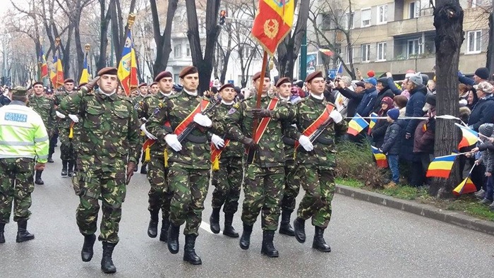 Militari în uniforme din Primul Război Mondial au defilat la Cluj de Ziua Națională. Mii de oameni din Ploiești au sărbătorit în ploaie Ziua Națională | FOTO&VIDEO