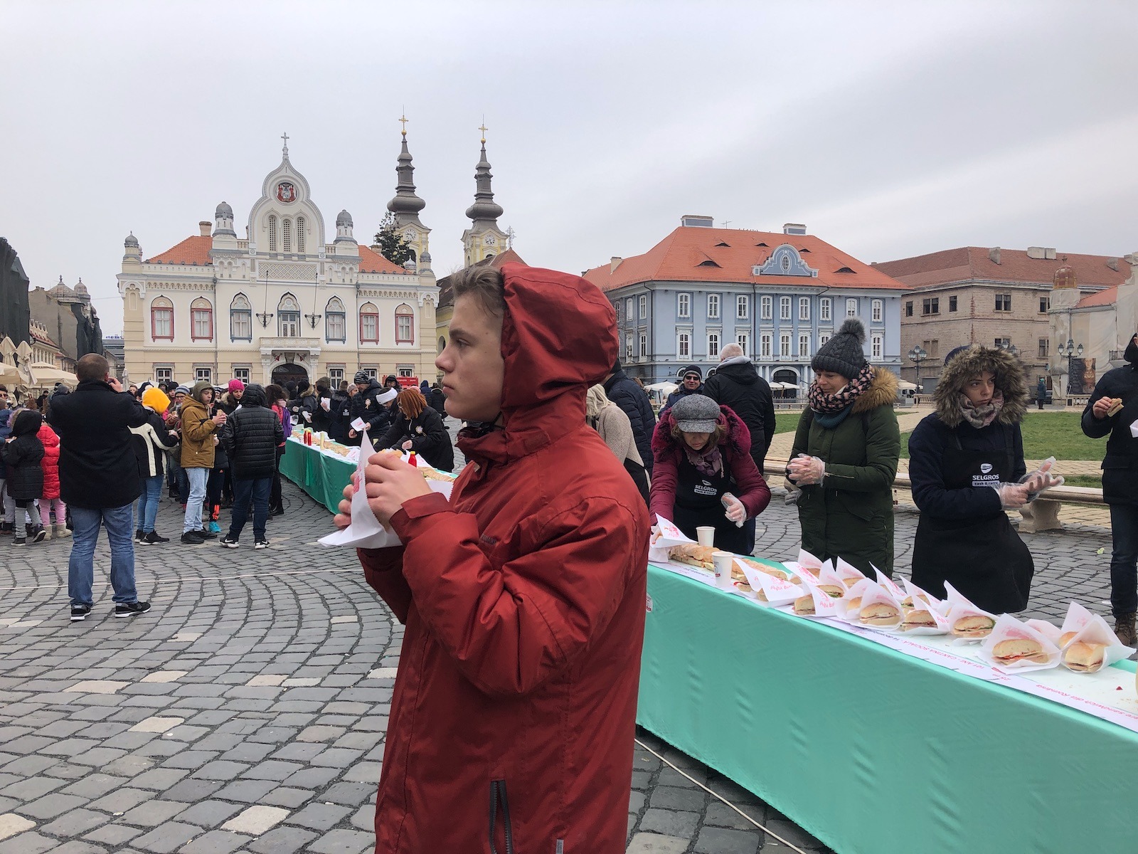 FOTO/ Așa arată cel mai lung sendviș din România. Au fost folosite 181 de pâini!