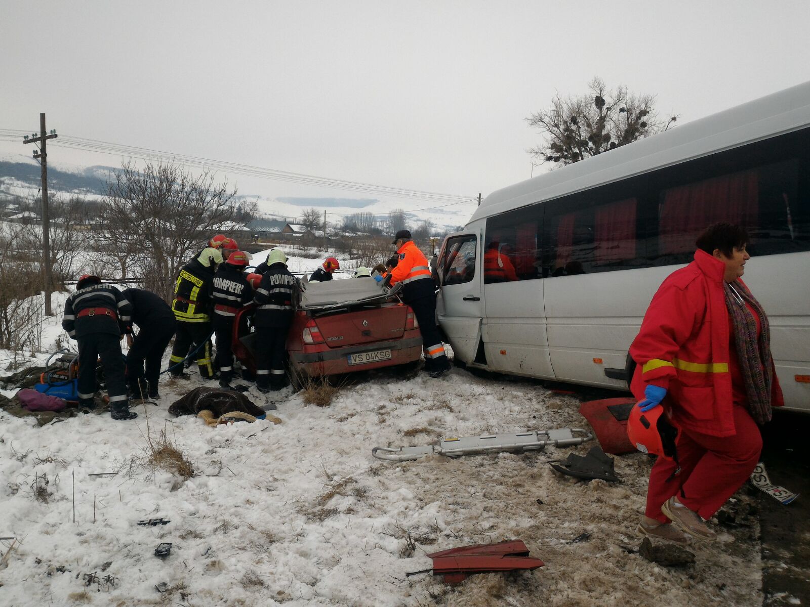 Un mort și două persoane încarcerate într-un accident în Vaslui în care a fost implicat un microbuz cu 10 călători/FOTO