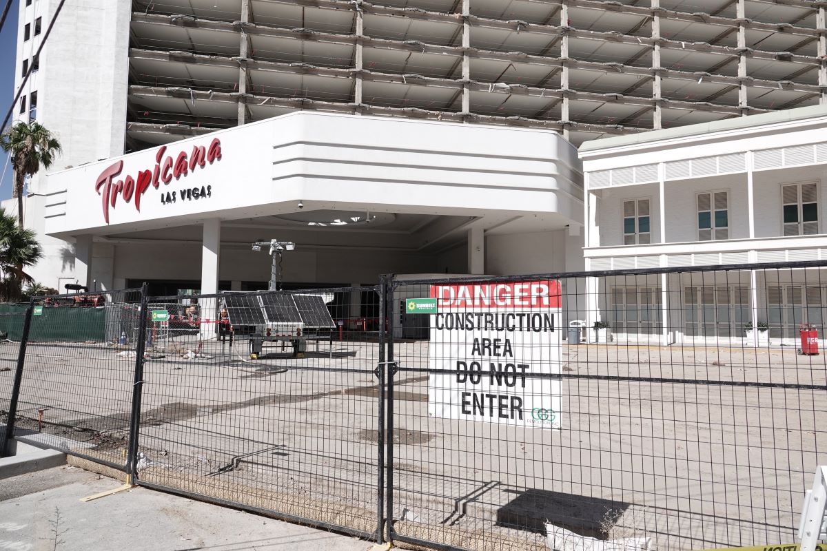 Legendarul cazinou Tropicana din Las Vegas, cu o istorie de 67 de ani, va fi demolat. Turnurile luxoasei clădiri se vor prăbuși într-un „eveniment exploziv unic”