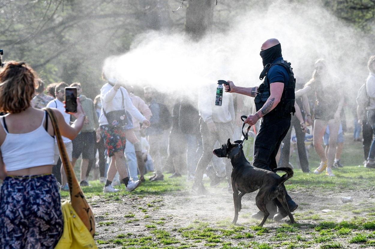 Confruntări la Bruxelles, între polițiști și mii de oameni păcăliți de 1 aprilie să vină la un festival care nu s-a ținut