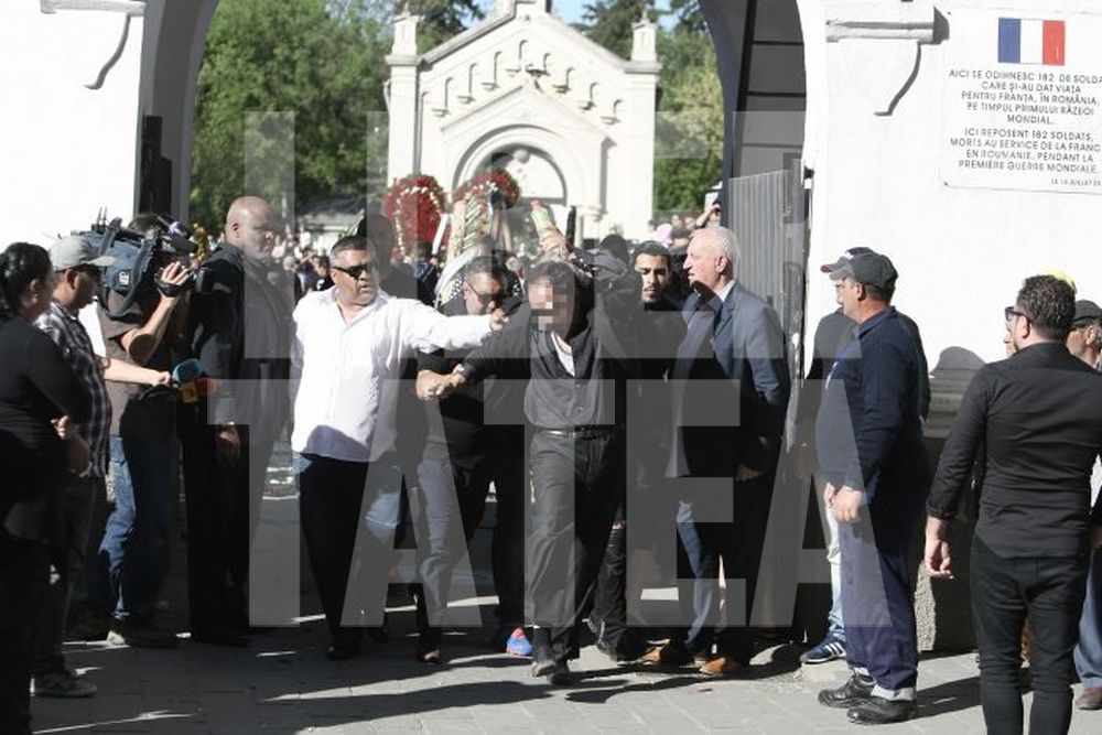 Fane Spoitoru a fost condus pe ultimul drum ca un rege. Înmormântare cu incidente. Un bărbat a fost scos cu forța din cimitir și pus la pământ / GALERIE FOTO + VIDEO