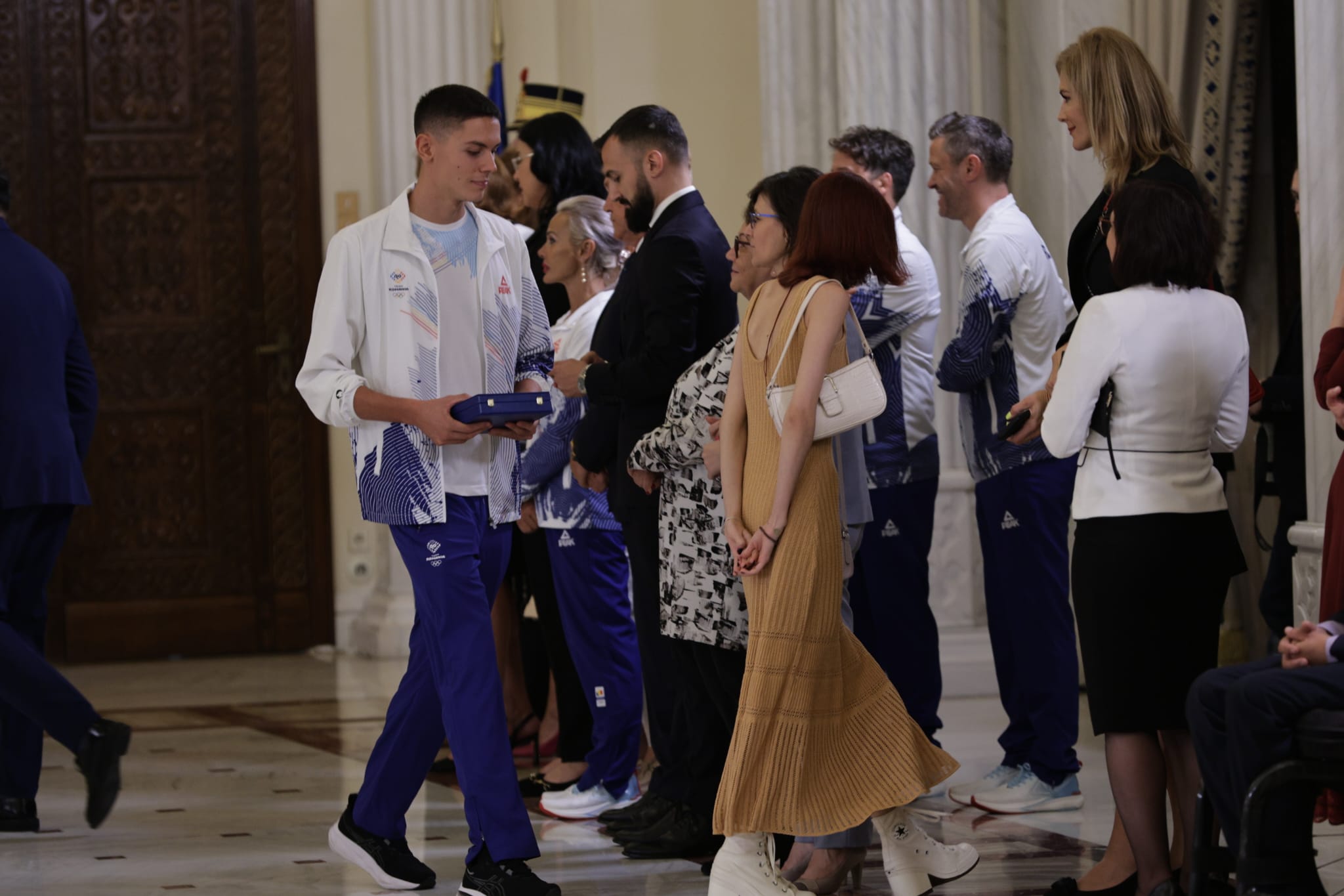 David Popovici a mers la Cotroceni împreună cu iubita. Cei doi s-au pozat alături de președintele Klaus Iohannis