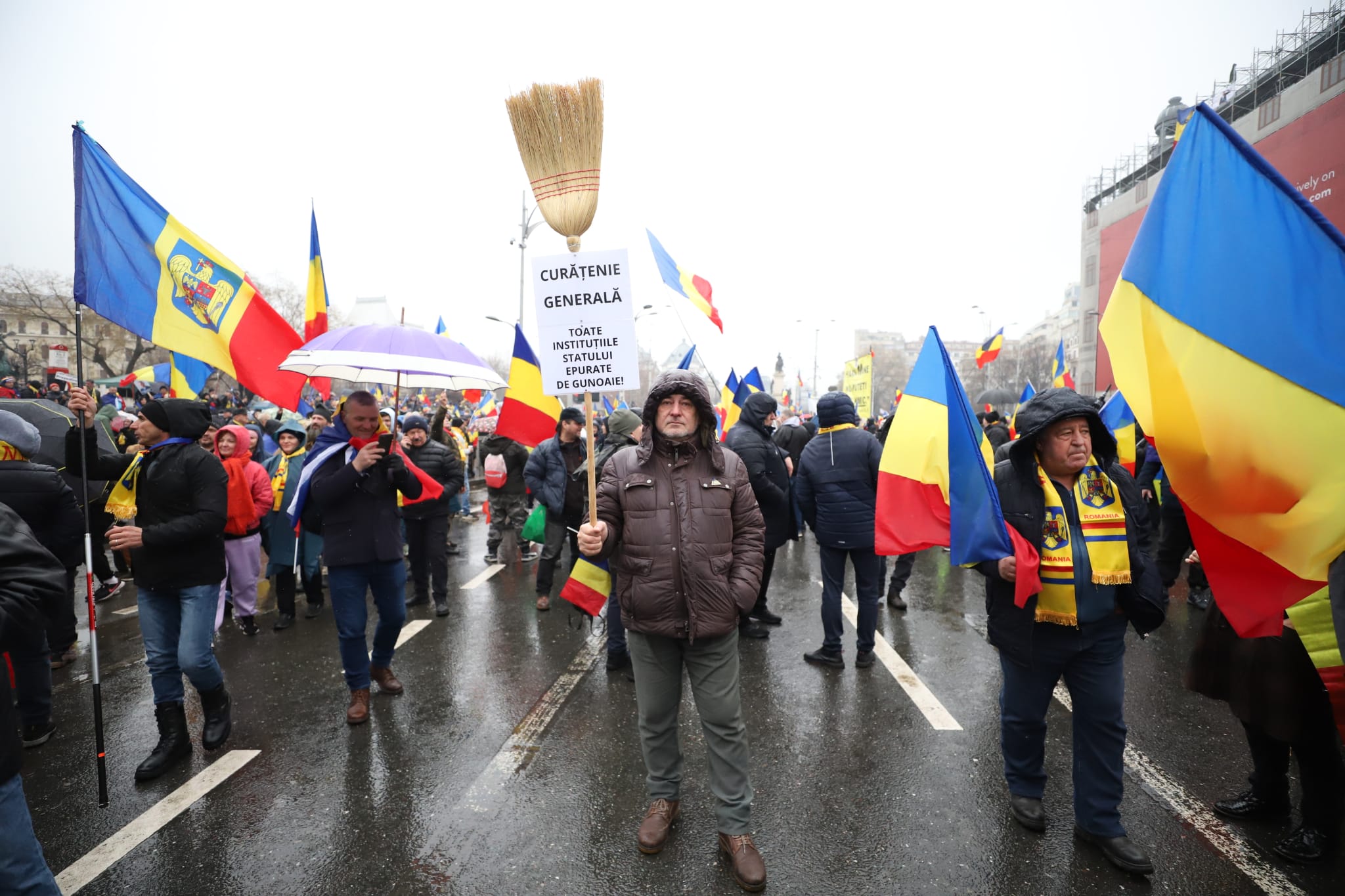 Străzi închise de poliție în ultima clipă în București, în timpul mitingului anunțat de AUR pe 1 martie
