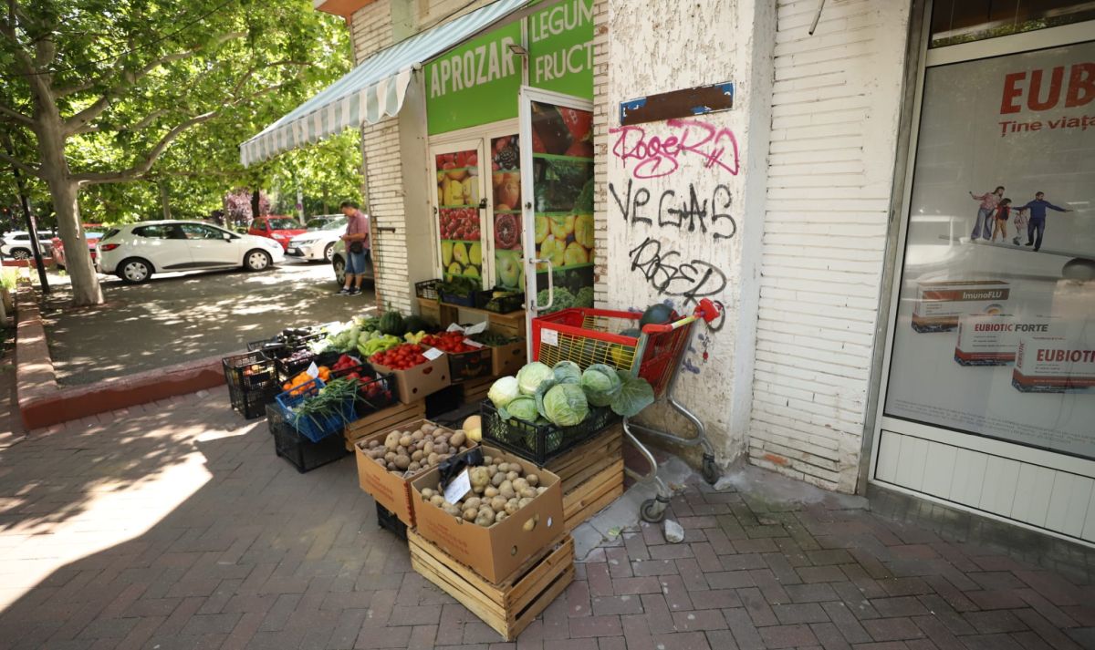 Castraveții românești sunt mai ieftini la supermarket decât la piață. Legumicultorii lasă marfa pe câmp, neculeasă, din cauza prețurilor prea mici