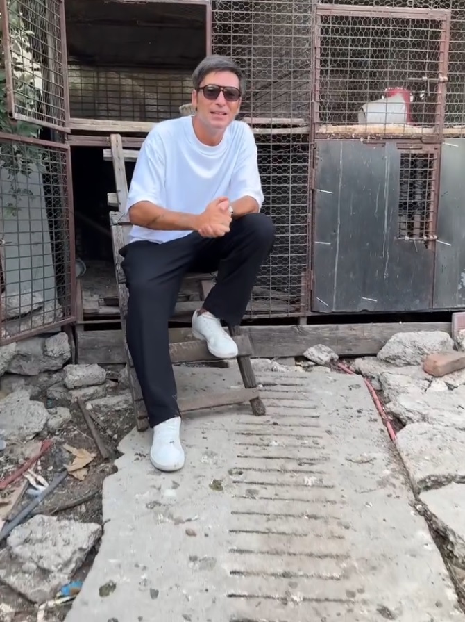 Imaginea cu Radu Vâlcan în coteț, înainte de premiera „Insula Iubirii”, sezonul 9, i-a uimit pe fani. Anunțul făcut printre găini: „Am ajuns la țară”