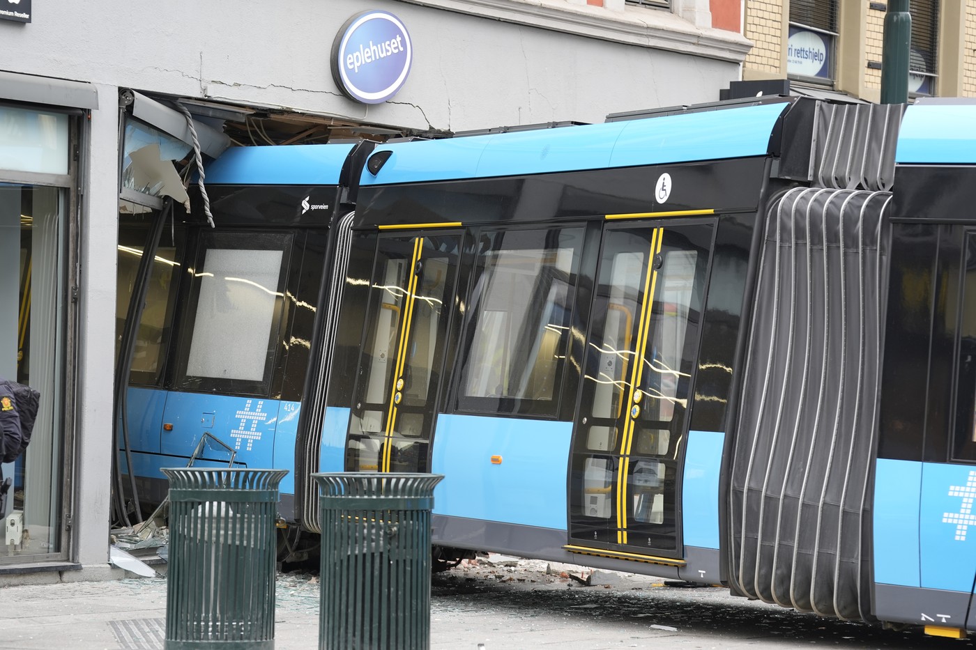 Un tramvai a deraiat la Oslo şi a intrat într-un magazin din centrul orașului. Patru oameni au fost răniți I VIDEO