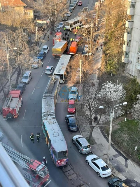 Un tramvai a deraiat în zona Baicului din Bucureşti şi a lovit cinci maşini. FOTO