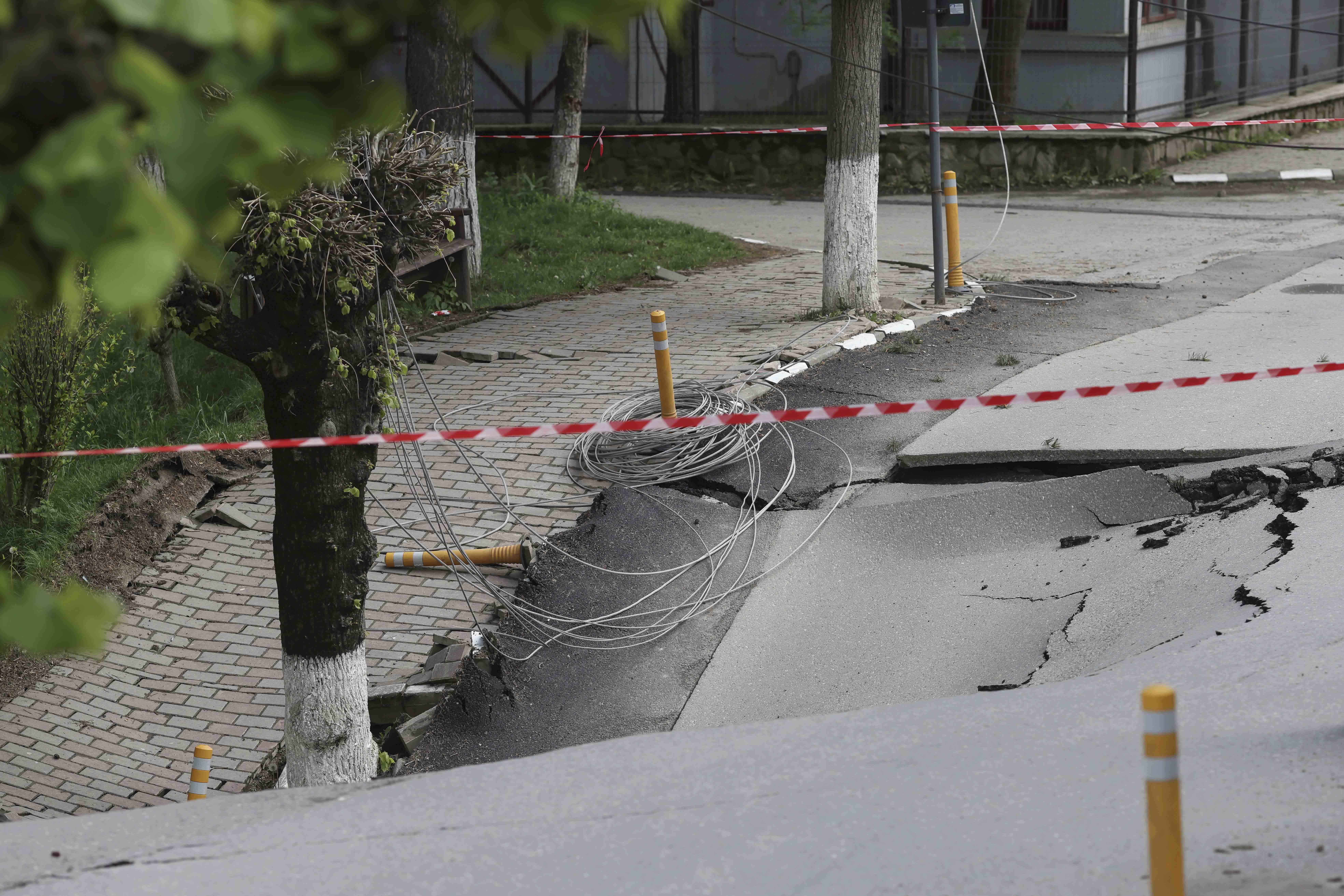 Strada surpată din Slănic Prahova. Prefectul: „Am auzit fel de fel de supoziții. Nu se cunosc, deocamdată, cauzele evenimentului”