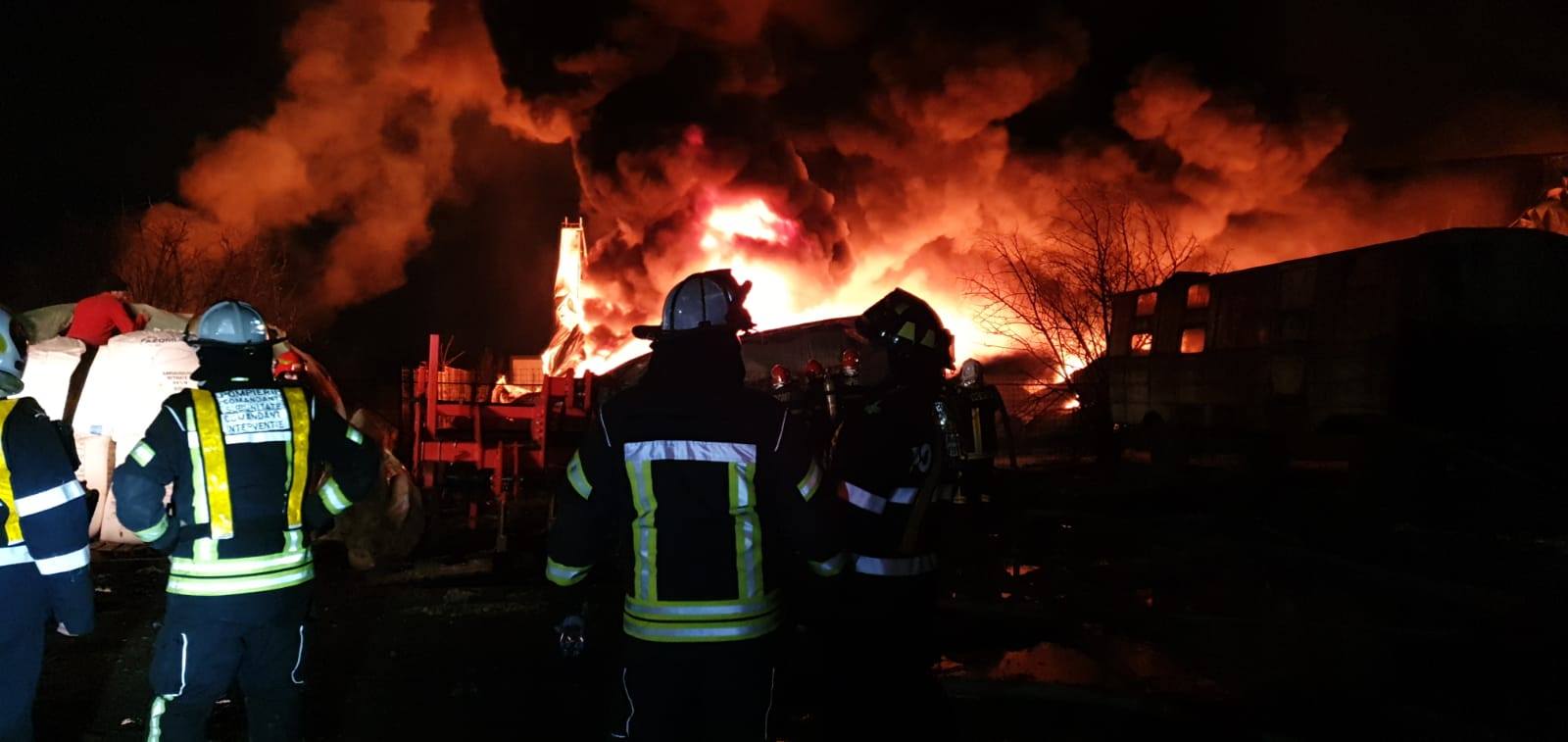 Incendiu violent la o hală din Ilfov. În interior sunt bazine cu acetonă și saci cu nitrat de amoniu. Avertizare prin RO-ALERT a populației din zonă