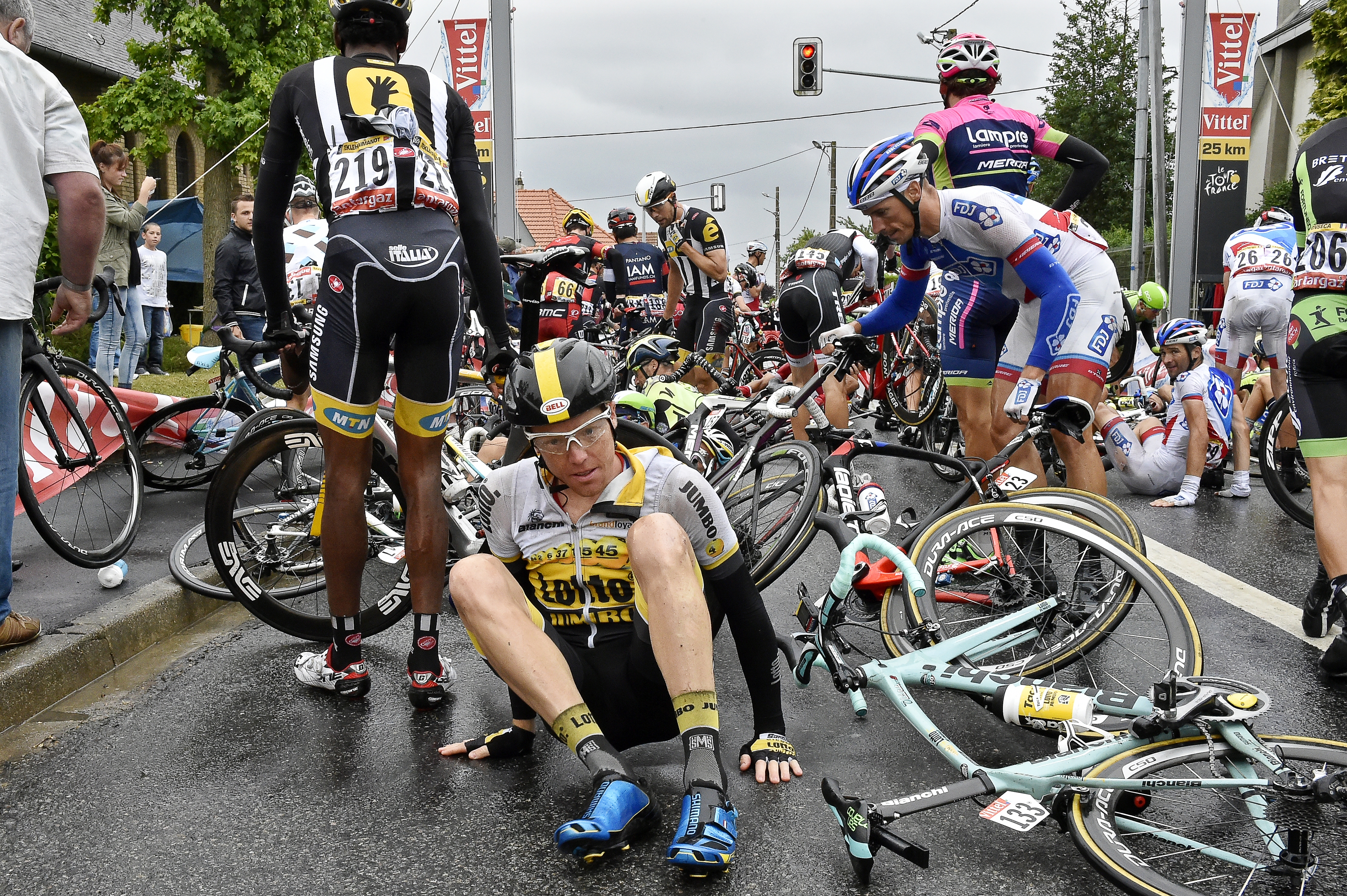 Le Tour 2015 a fost marcat de căzături, abandonuri și victorii de etapă obținute roată la roată