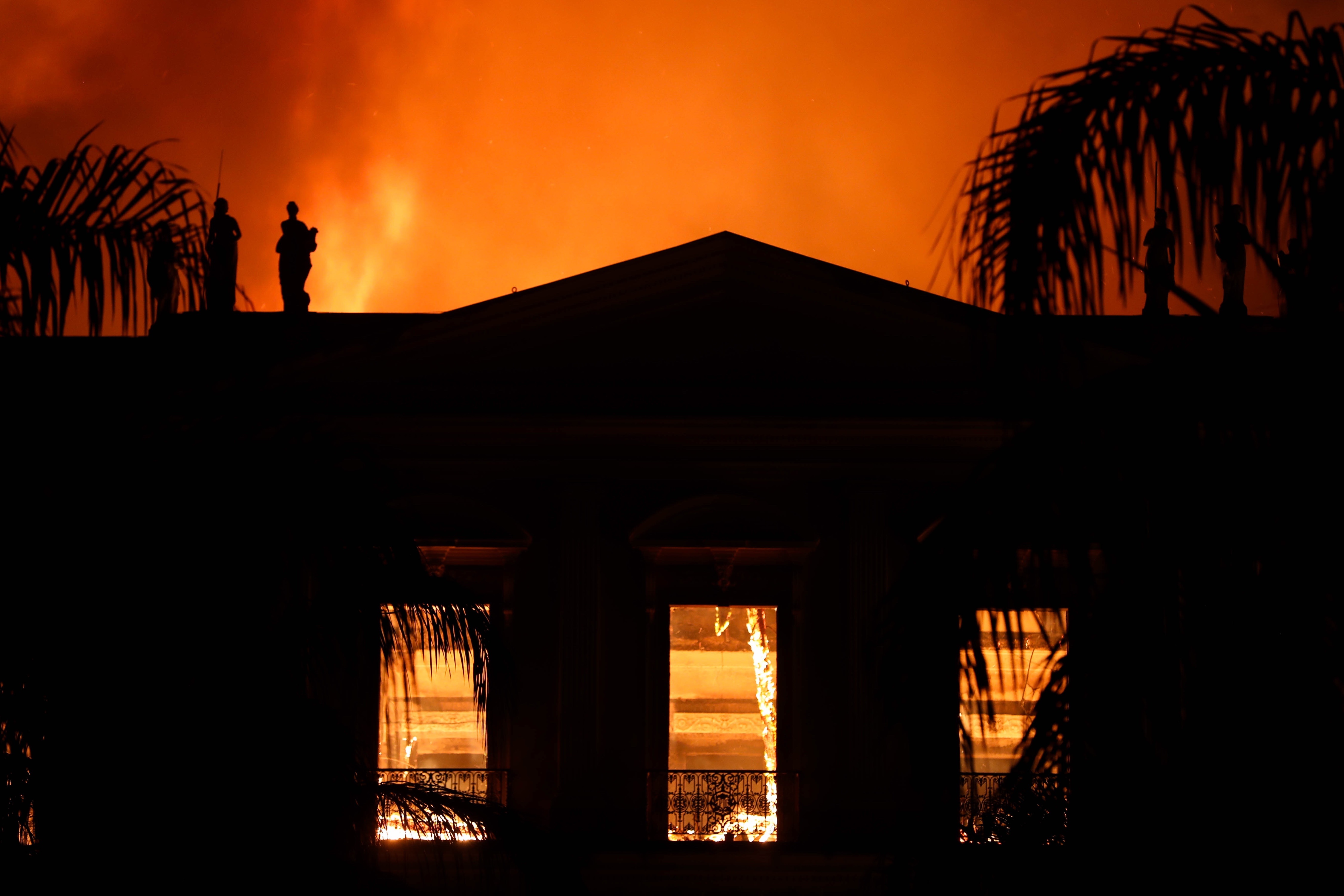 Incendiu de proporții la Muzeul Național din Rio de Janeiro. Clădire veche de 200 de ani, distrusă complet - FOTO