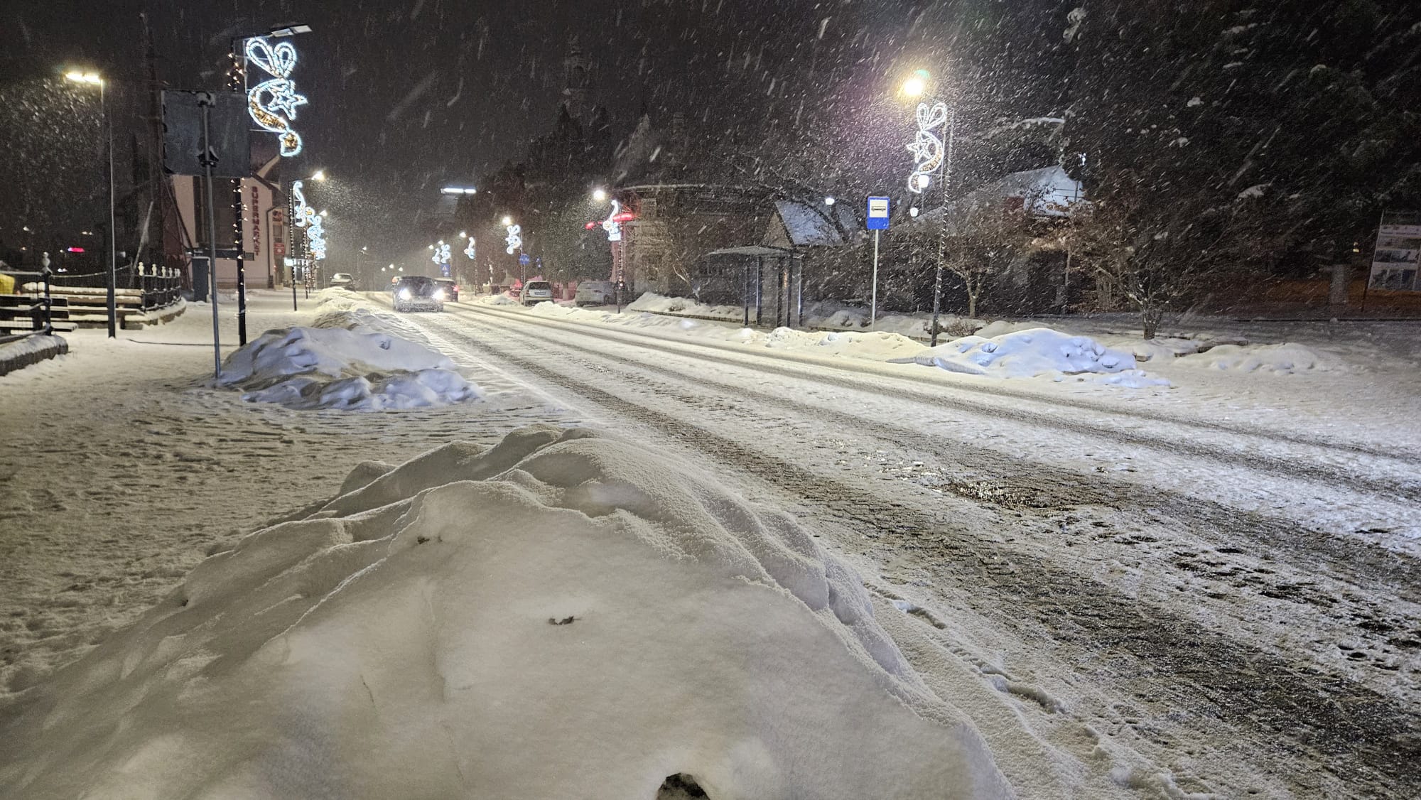Vatra Dornei este pregătită pentru sfârșitul de an. Orașul-stațiune are hotelurile pline, pârtiile deschise și prețuri accesibile | REPORTAJ