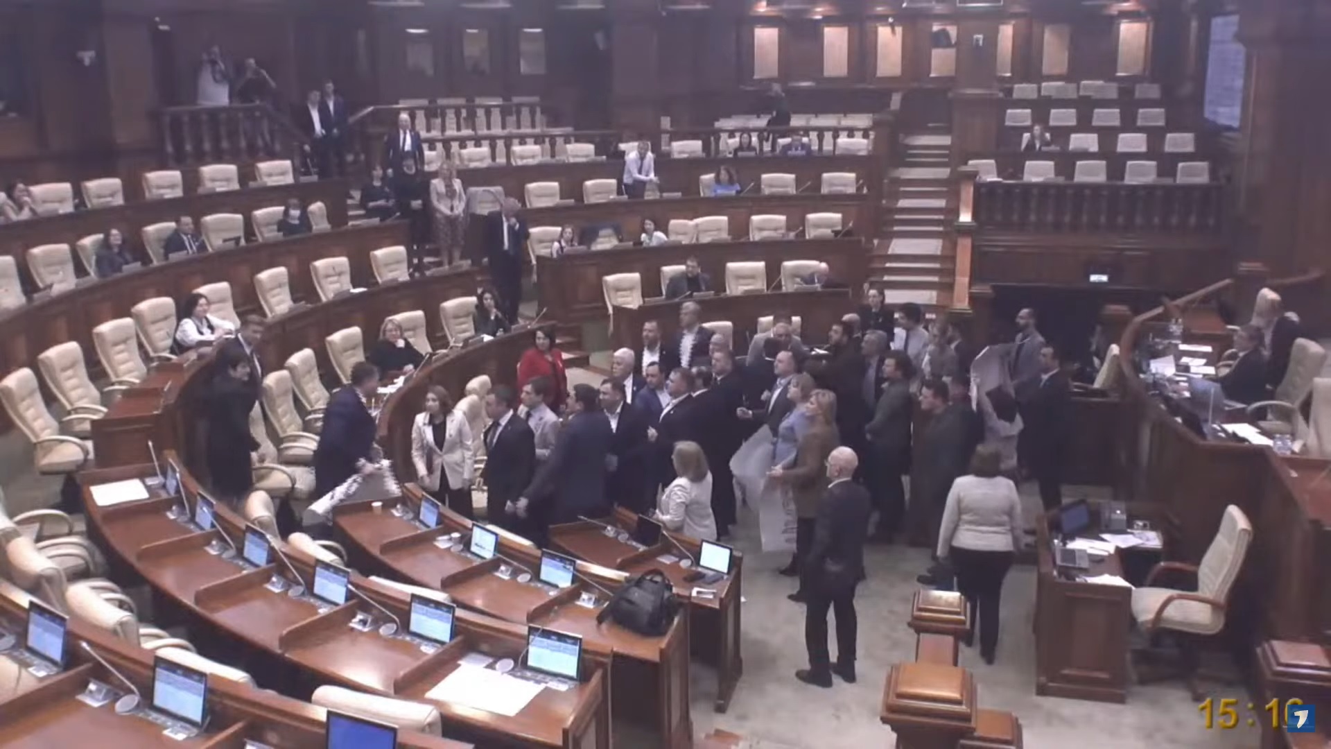 Îmbrânceli în Parlamentul Republicii Moldova, când se discuta proiectul de lege privind „limba română” în legislația moldovenească - VIDEO