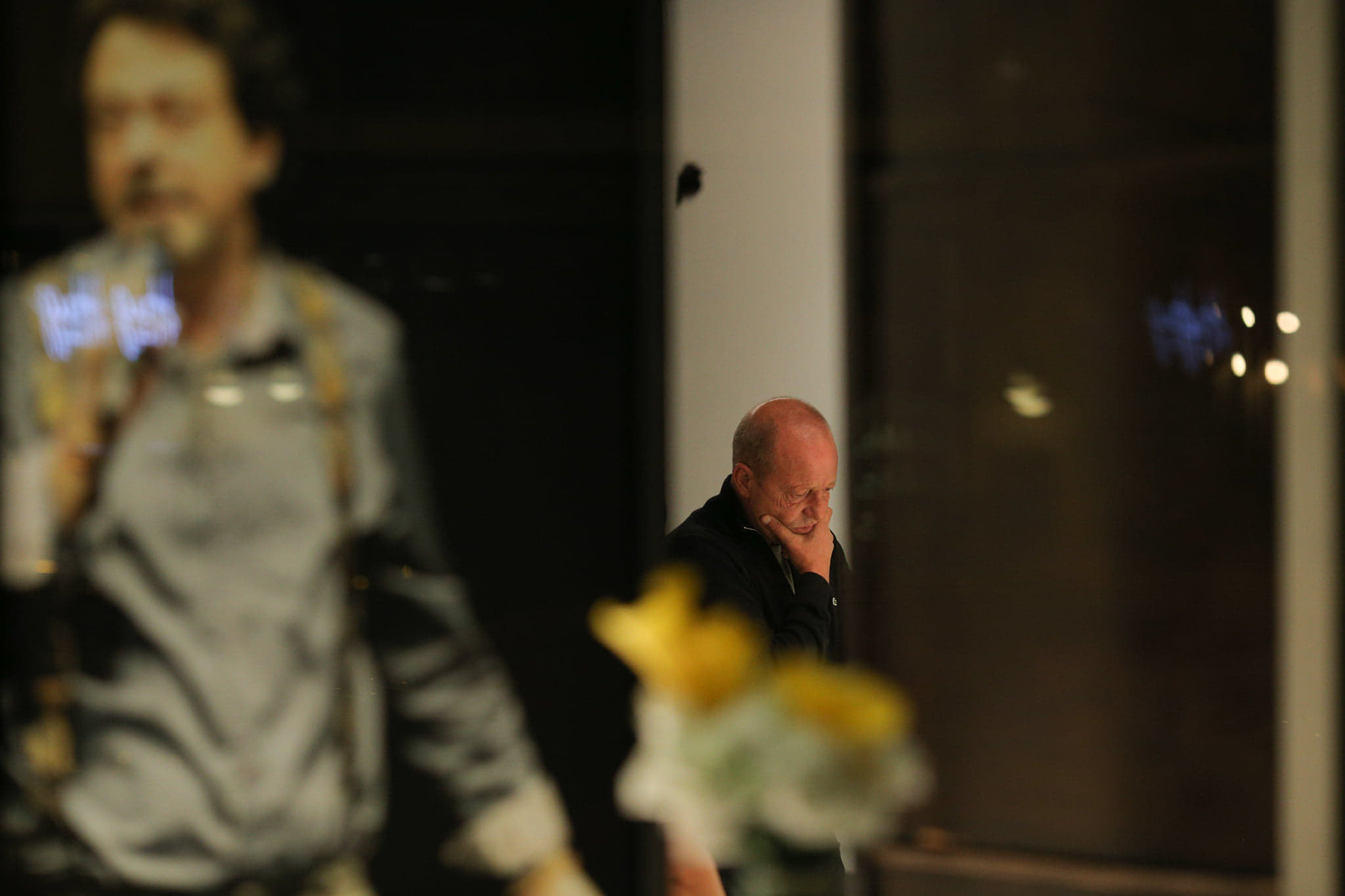 Trupul neînsufleţit al lui Ducu Darie a fost depus la Teatrul Bulandra. Actrița Oana Pellea, îndurerată, la căpătâiul regizorului