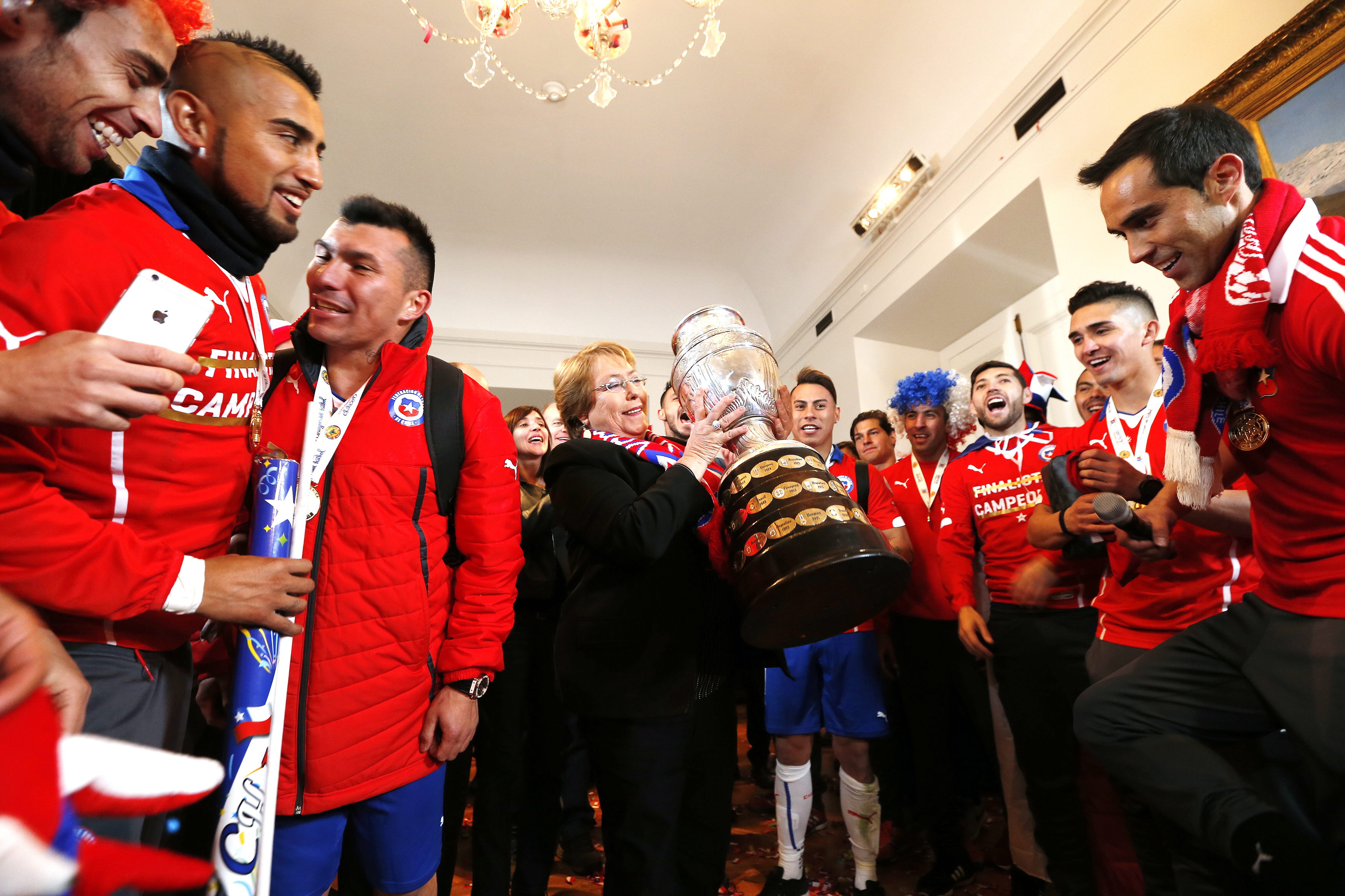 Chilienii au sărbătorit pe străzi câștigarea primei Copa America din istorie. ^A fost noapte albă la Santiago / GALERIE FOTO