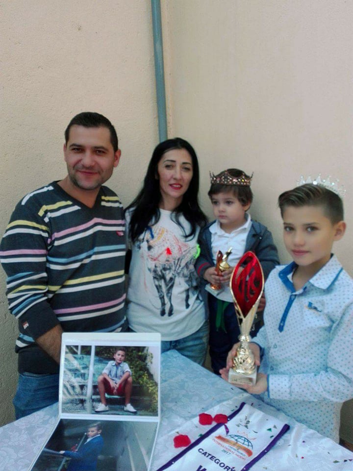 REPORTAJ/ A fascinat o lume întreagă cu ochii lui albaștri. Mario Busuioc, cel mai frumos băiețel al planetei, se visează chirurg, inginer sau navigator. FOTO